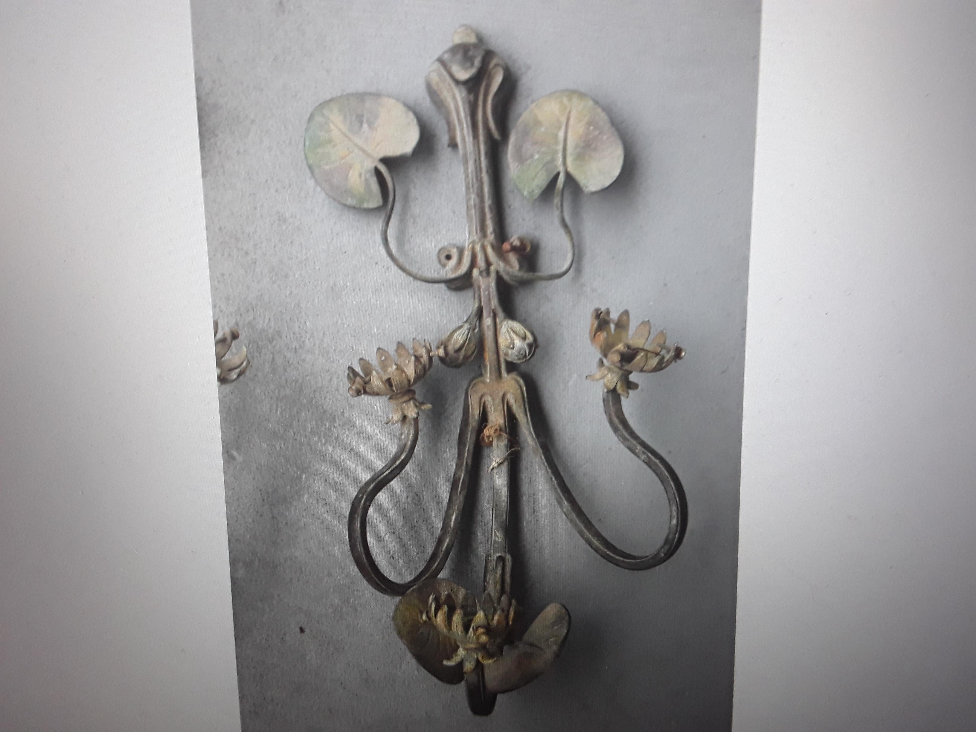 Single c1890 French Art Nouveau Polychromed Bronze Lily Pad Fleur Form Wall Sconce. Unusual and stunning rare form bronze sconce. French Estate.