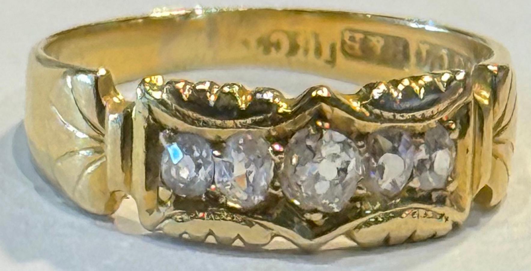 C1890 Victorian 5 abgestufte volle Kissen geschnitten Diamond Ring markiert E & B in einem geschnitzten 18K Goldrahmen mit Halbmond-förmigen Schultern gesetzt.  Diamanten sind .30 Gesamtgewicht, GH FarbeVS/SI.   Charmant 