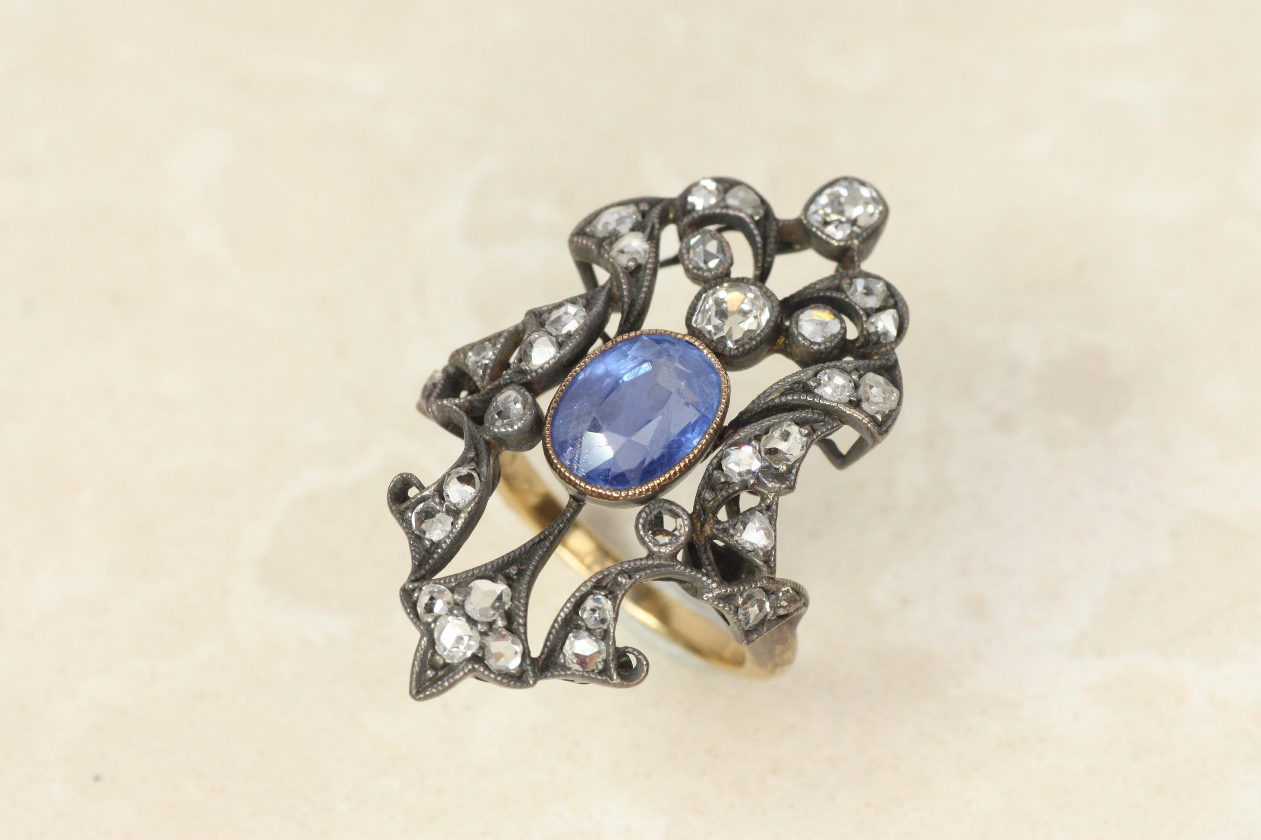 Versetzen Sie sich mit diesem atemberaubenden Saphir- und Diamantring (um 1890) in die Eleganz der viktorianischen Ära zurück. Dieser Ring ist eine Mischung aus der kunstvollen Art Nouveau und dem kühnen viktorianischen Stil und repräsentiert eine