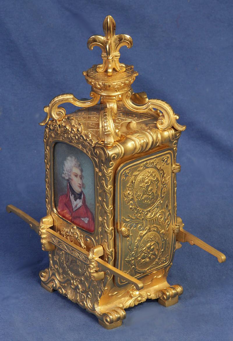 Doré Horloge à chariot de Sedan français avec portraits miniatures, vers 1895 en vente
