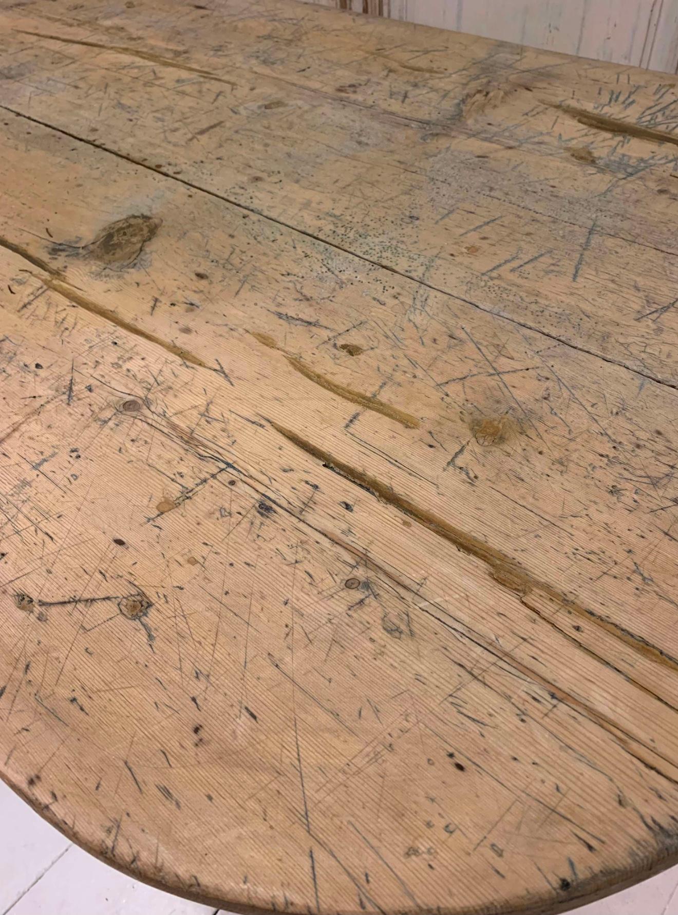 Eine schöne und skurrile späten c18th schwedischen Kiefer Refektorium Tisch mit einem gebogenen Ende.
Eine ungewöhnliche Form, die wahrscheinlich speziell für eine bestimmte Stelle angefertigt wurde, wobei das flache Ende aus Platzgründen an einer