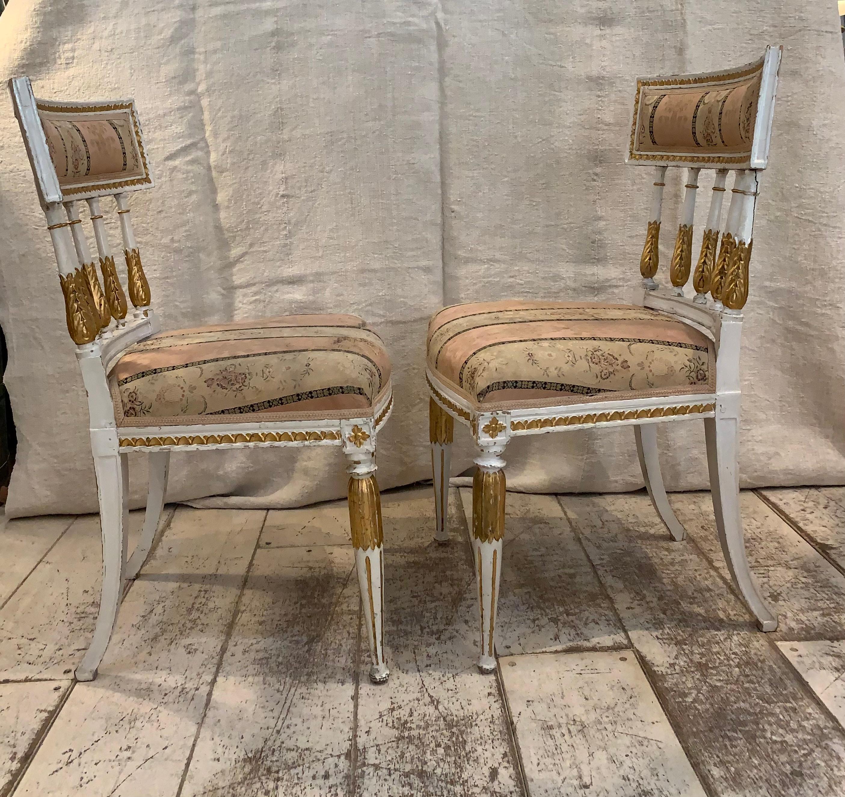 Chaises suédoises gustaviennes peintes et dorées du 18e siècle en vente 2