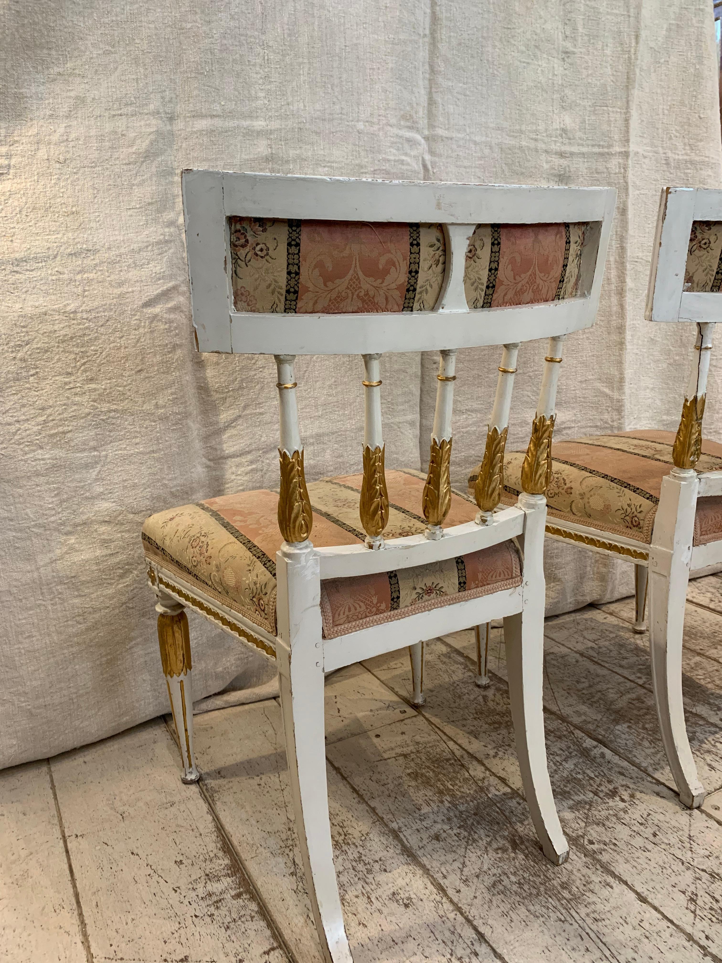 Chaises suédoises gustaviennes peintes et dorées du 18e siècle en vente 3