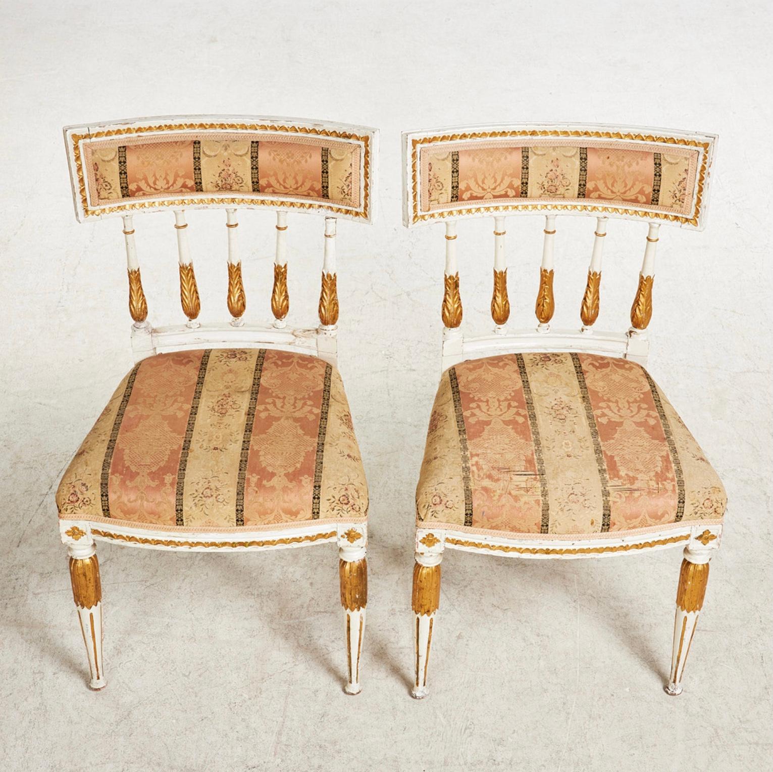 Doré Chaises suédoises gustaviennes peintes et dorées du 18e siècle en vente