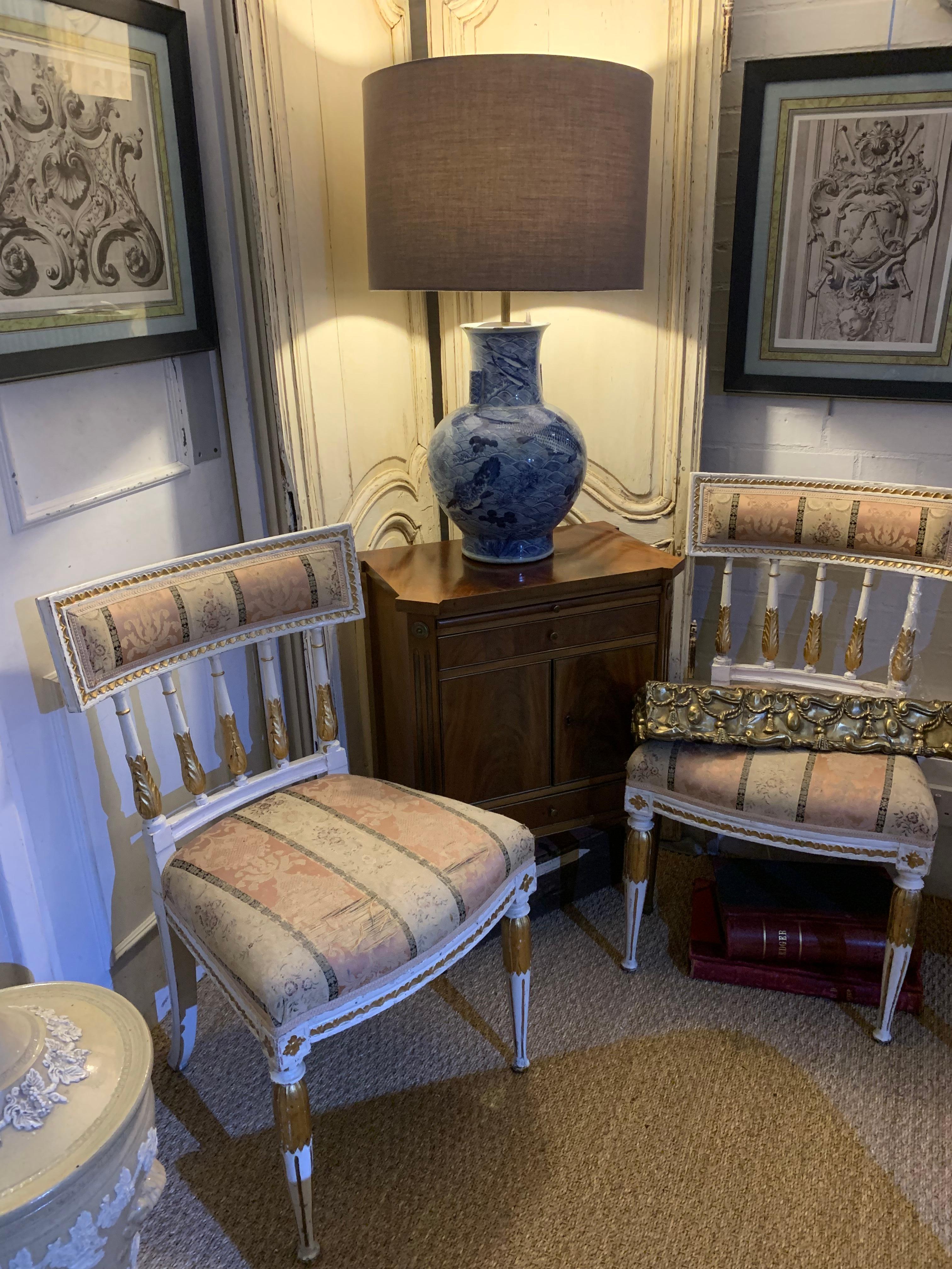 Chaises suédoises gustaviennes peintes et dorées du 18e siècle Bon état - En vente à London, GB