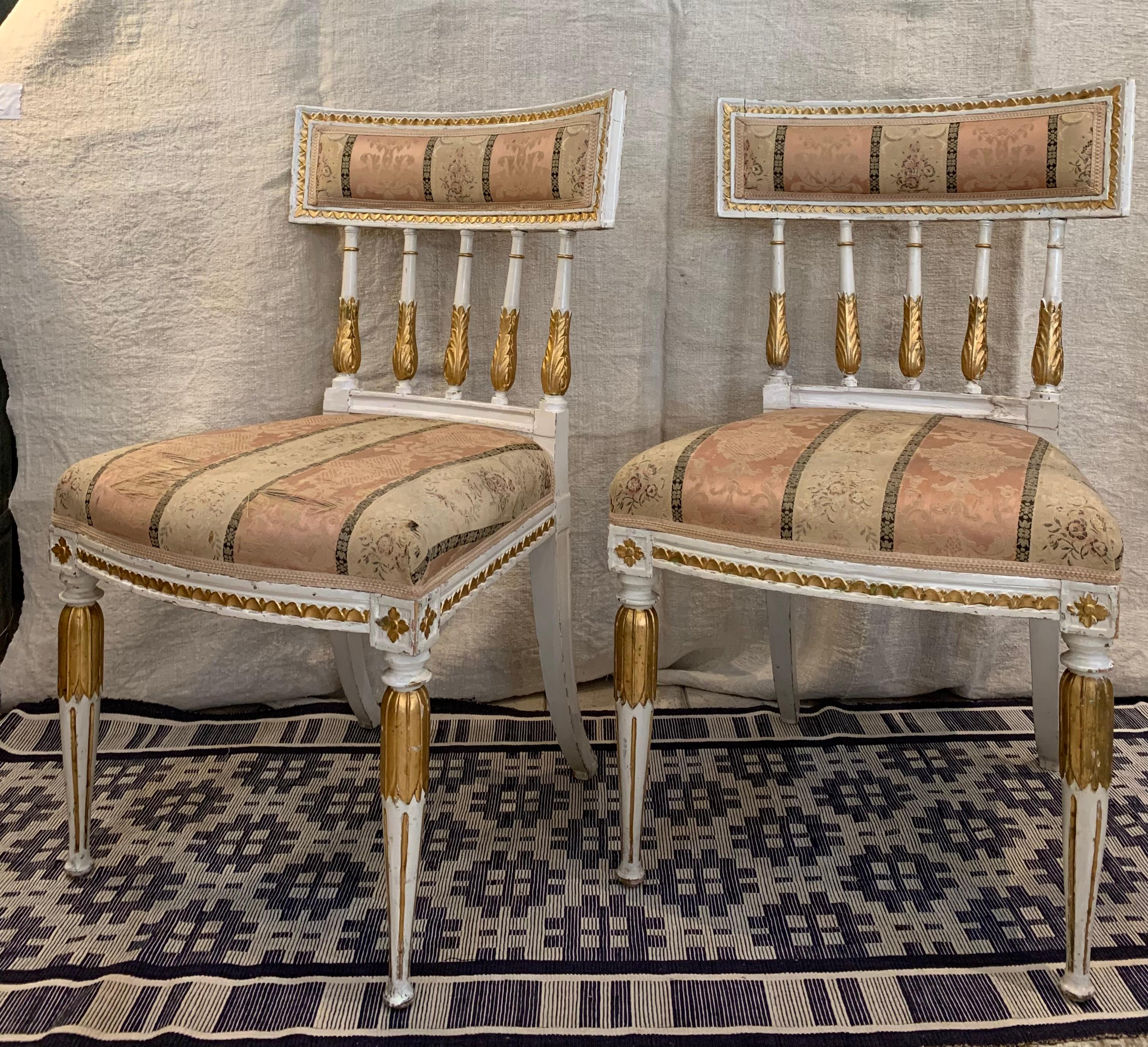 XVIIIe siècle Chaises suédoises gustaviennes peintes et dorées du 18e siècle en vente