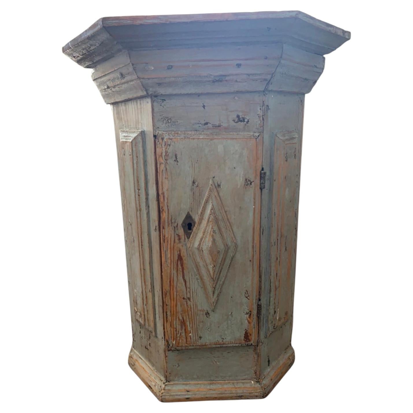 C18th century Swedish painted corner cupboard For Sale