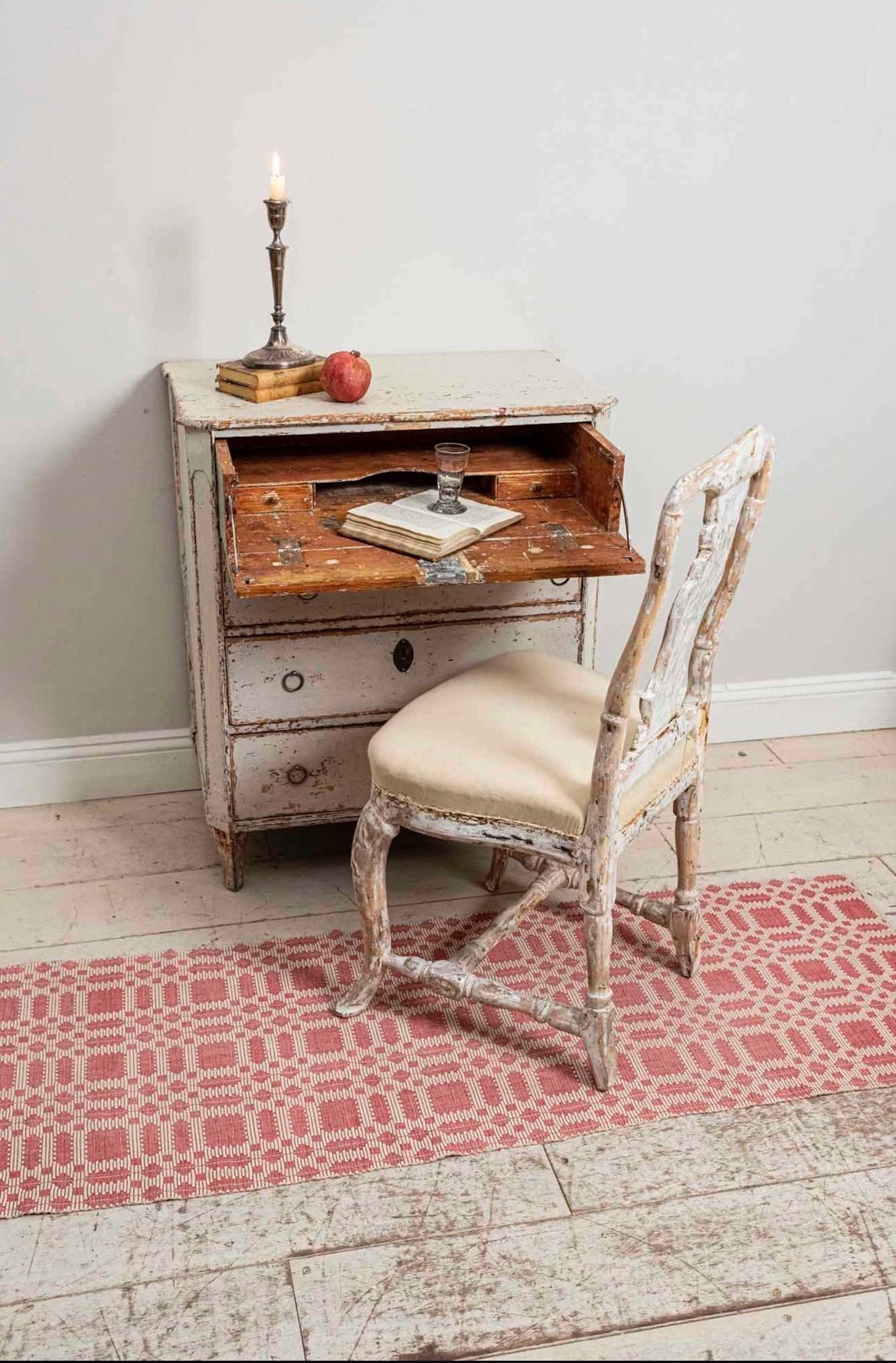 Une belle chaise simple rococo suédoise du XVIIIe siècle, pleine de caractère. Il a été fabriqué en 1760. La chaise est ornée d'une coquille sculptée à l'avant de l'assise et du dossier, et les pieds sont ornés d'une feuille en forme de traîne.
Il