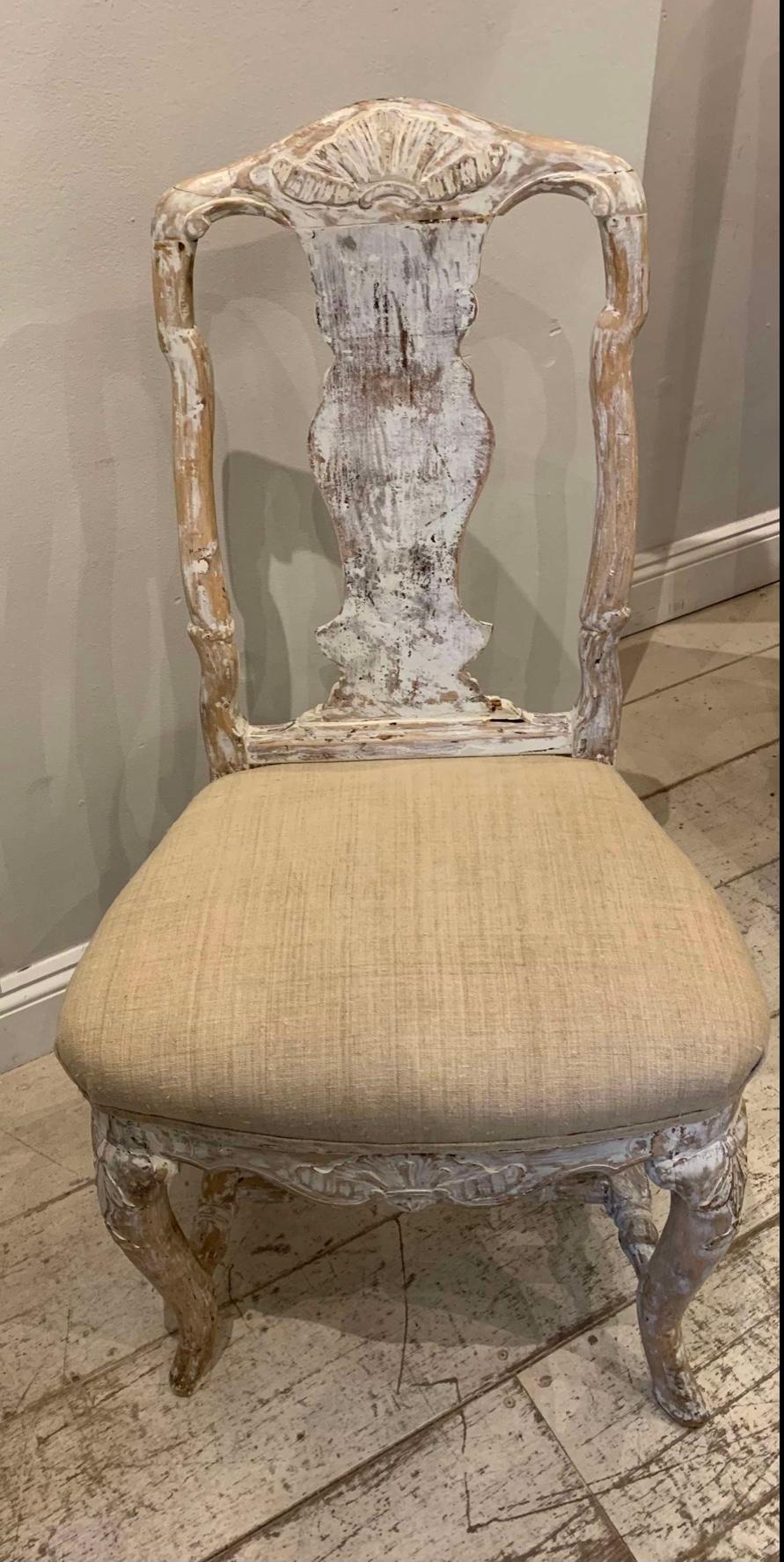Gustavien Chaise suédoise rococo du 18e siècle, originale et peinte, sculptée et ornée d'une coquille. en vente