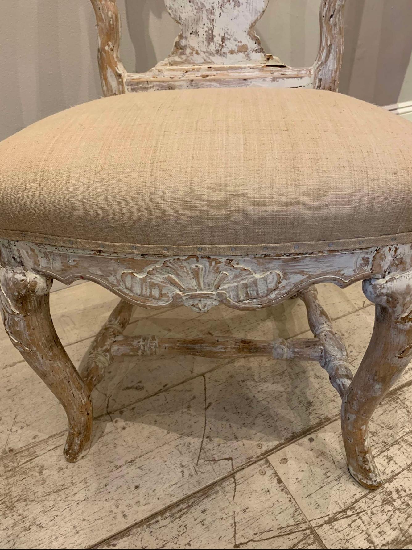 Suédois Chaise suédoise rococo du 18e siècle, originale et peinte, sculptée et ornée d'une coquille. en vente