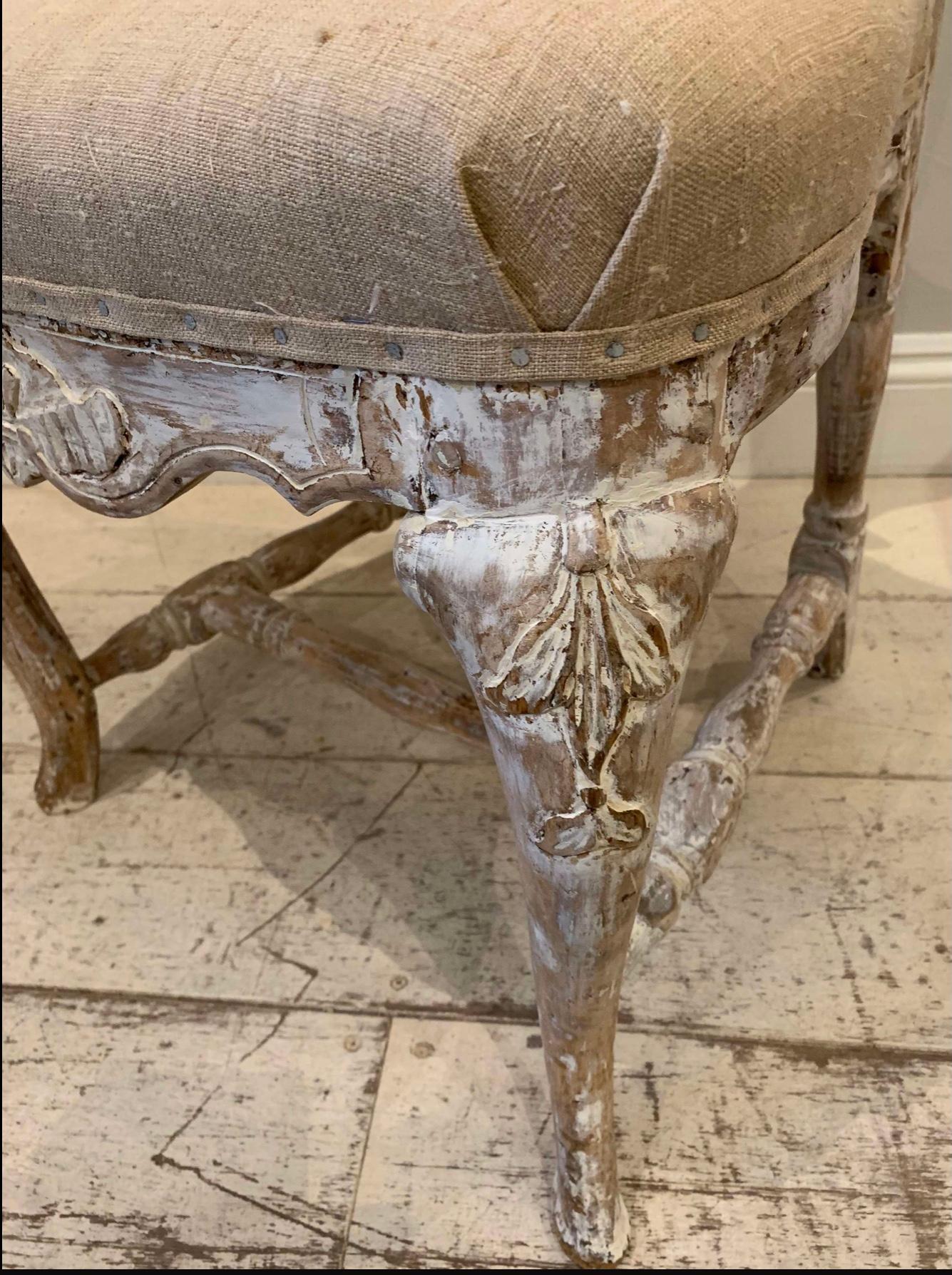 Sculpté Chaise suédoise rococo du 18e siècle, originale et peinte, sculptée et ornée d'une coquille. en vente