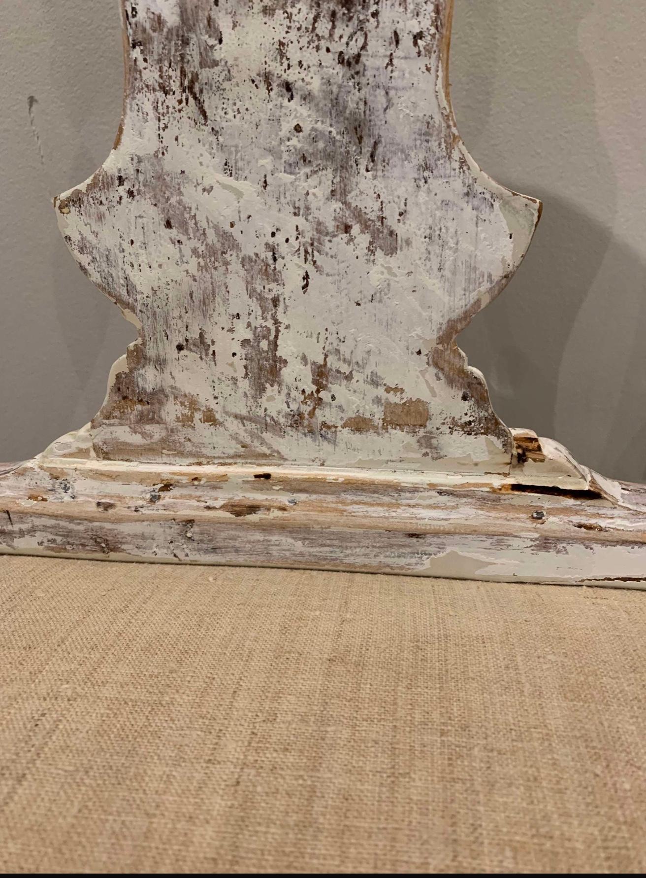 XVIIIe siècle Chaise suédoise rococo du 18e siècle, originale et peinte, sculptée et ornée d'une coquille. en vente