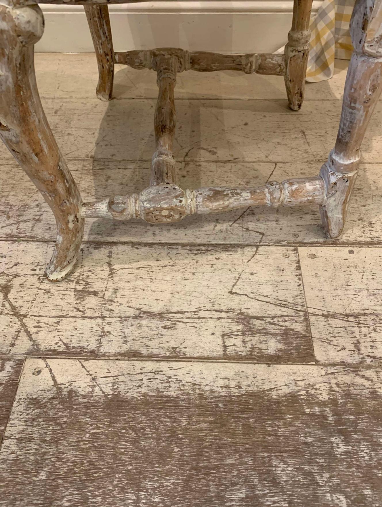 Chêne Chaise suédoise rococo du 18e siècle, originale et peinte, sculptée et ornée d'une coquille. en vente