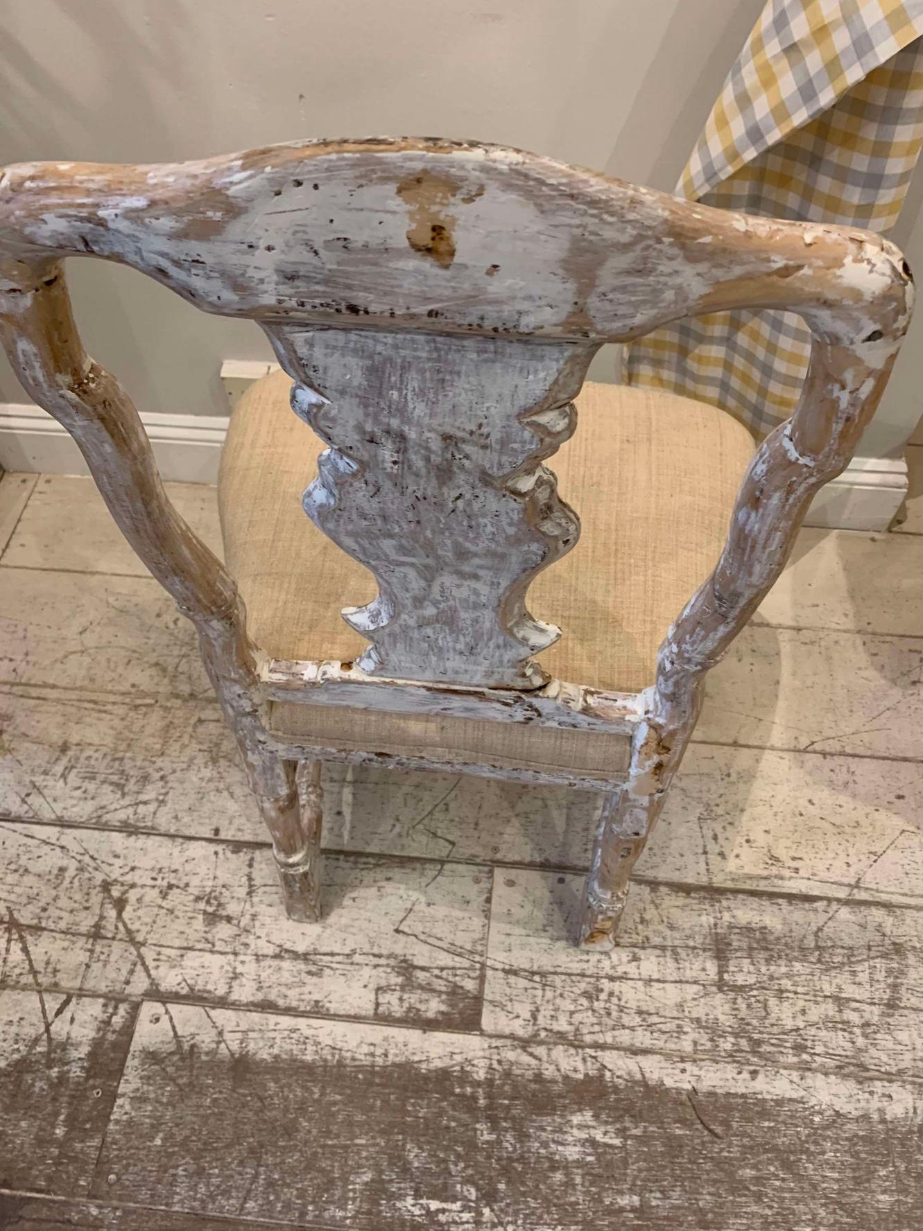 Chaise suédoise rococo du 18e siècle, originale et peinte, sculptée et ornée d'une coquille. en vente 1