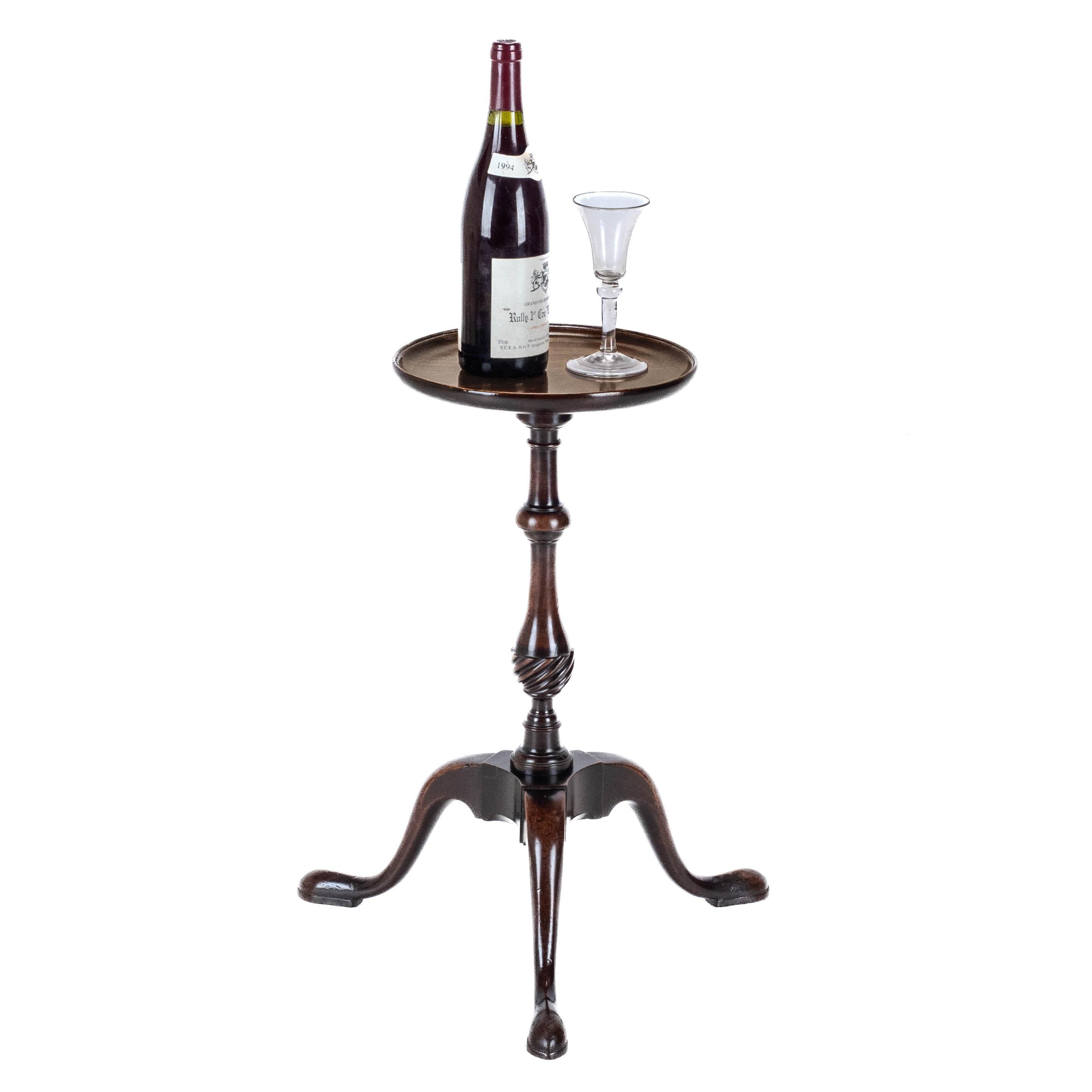 Table à vin ou support de bouilloire tripode en acajou de la fin du XVIIIe siècle, d'époque George III. Ce petit support pour bouilloire est doté d'un plateau circulaire en acajou massif. Soutenu par une tige balustre tournée en partie ajourée,