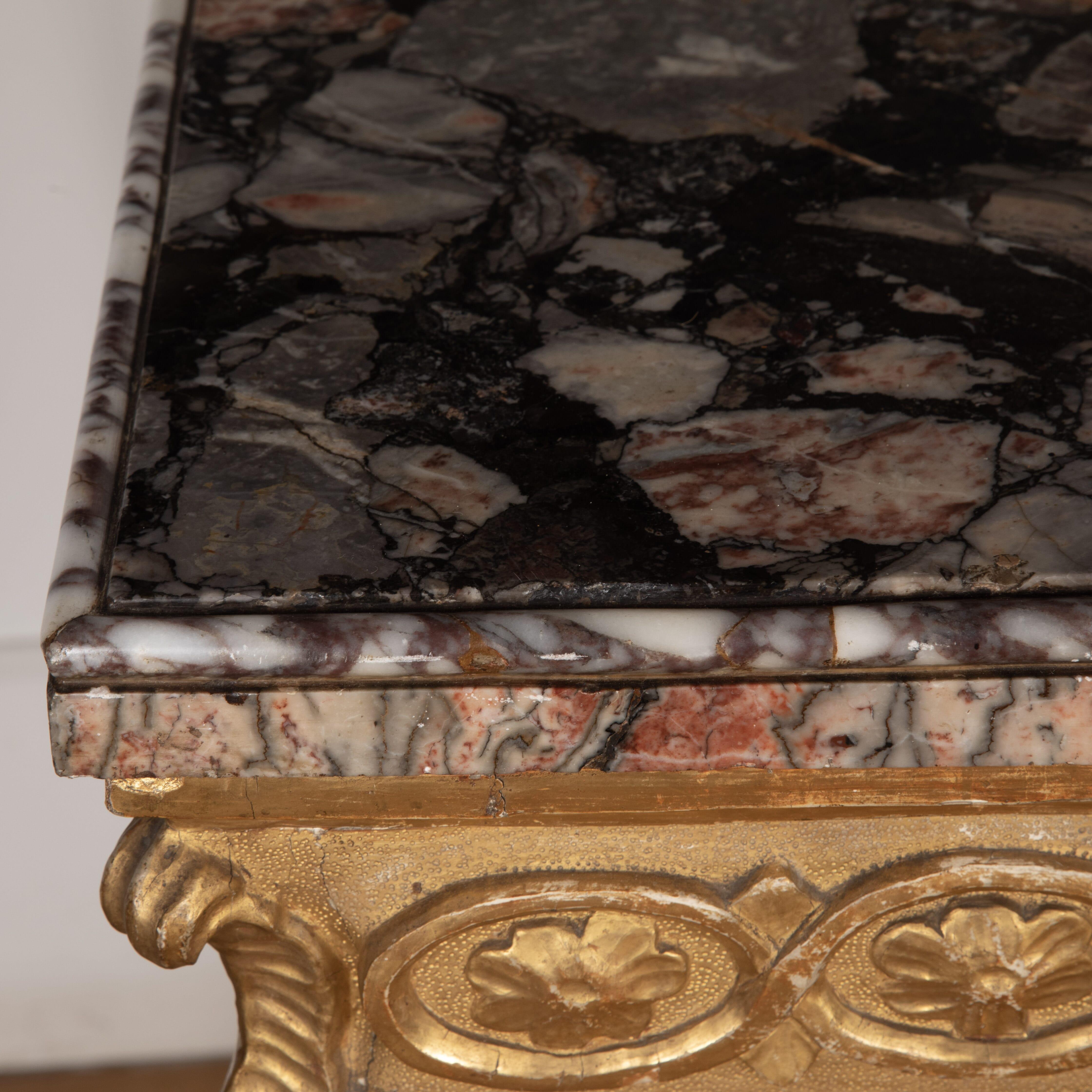 Mesa de muelle de madera dorada y tapa de mármol del siglo XVIII en venta 4