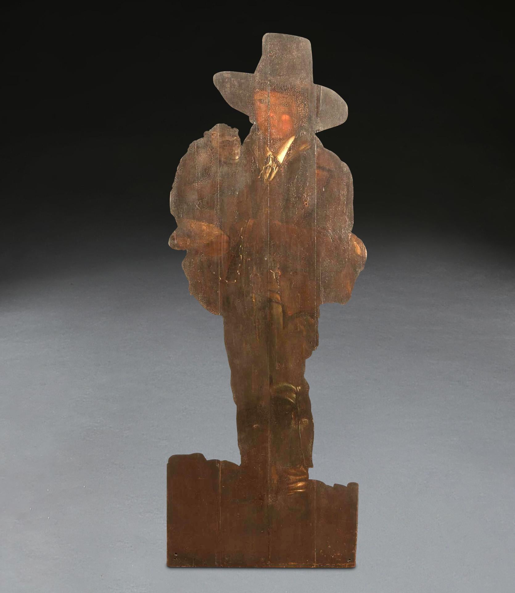 Encantador tablero de maniquí pintado a tamaño natural, del siglo XVIII, en el que aparece un caballero con sombrero que sostiene su mono en el brazo derecho y una cartera bajo el izquierdo. Un ejemplo muy raro que tenga un tablero ficticio de esta