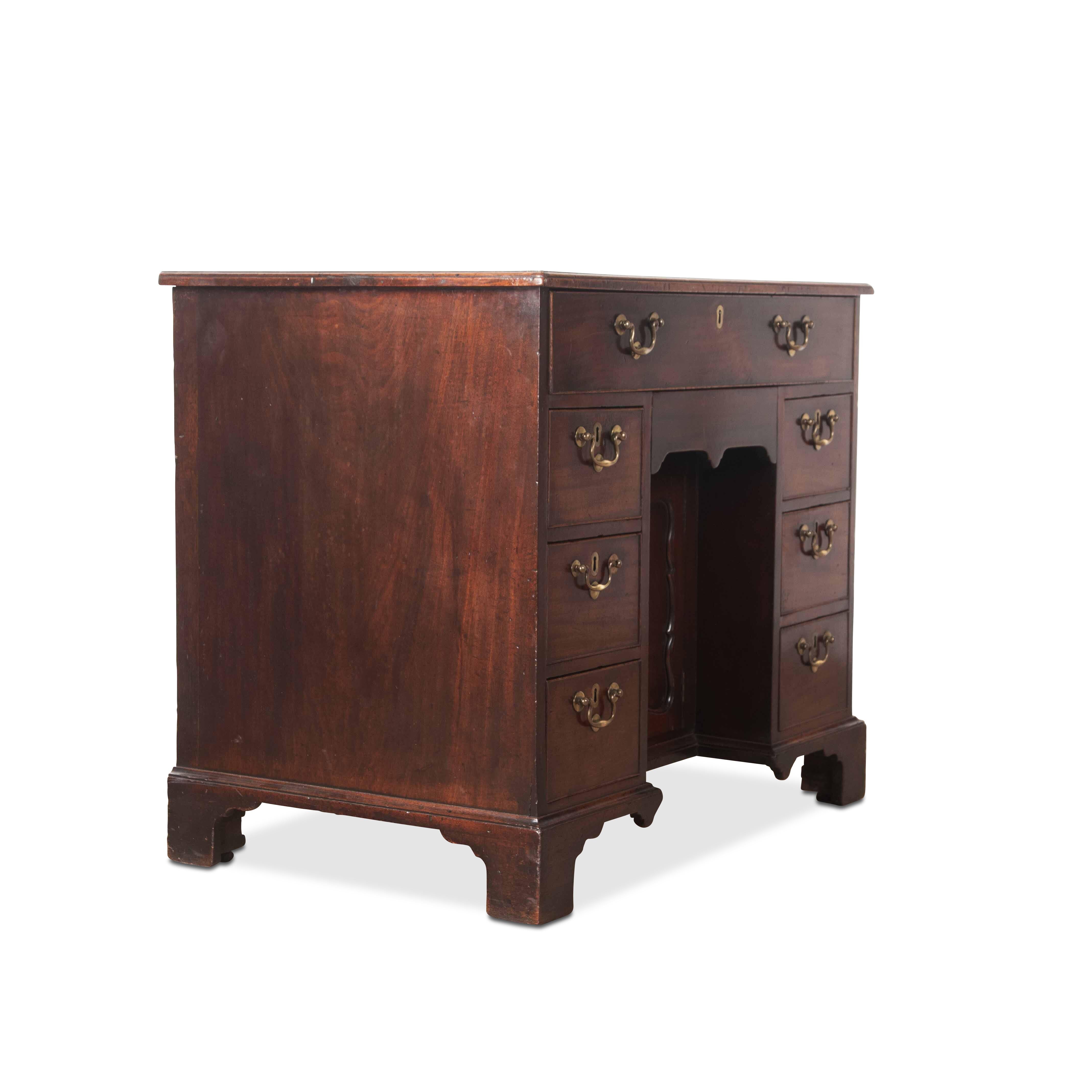 C18th Mahogany `Grendy` Kneehole Desk In Good Condition For Sale In Shipston-On-Stour, GB