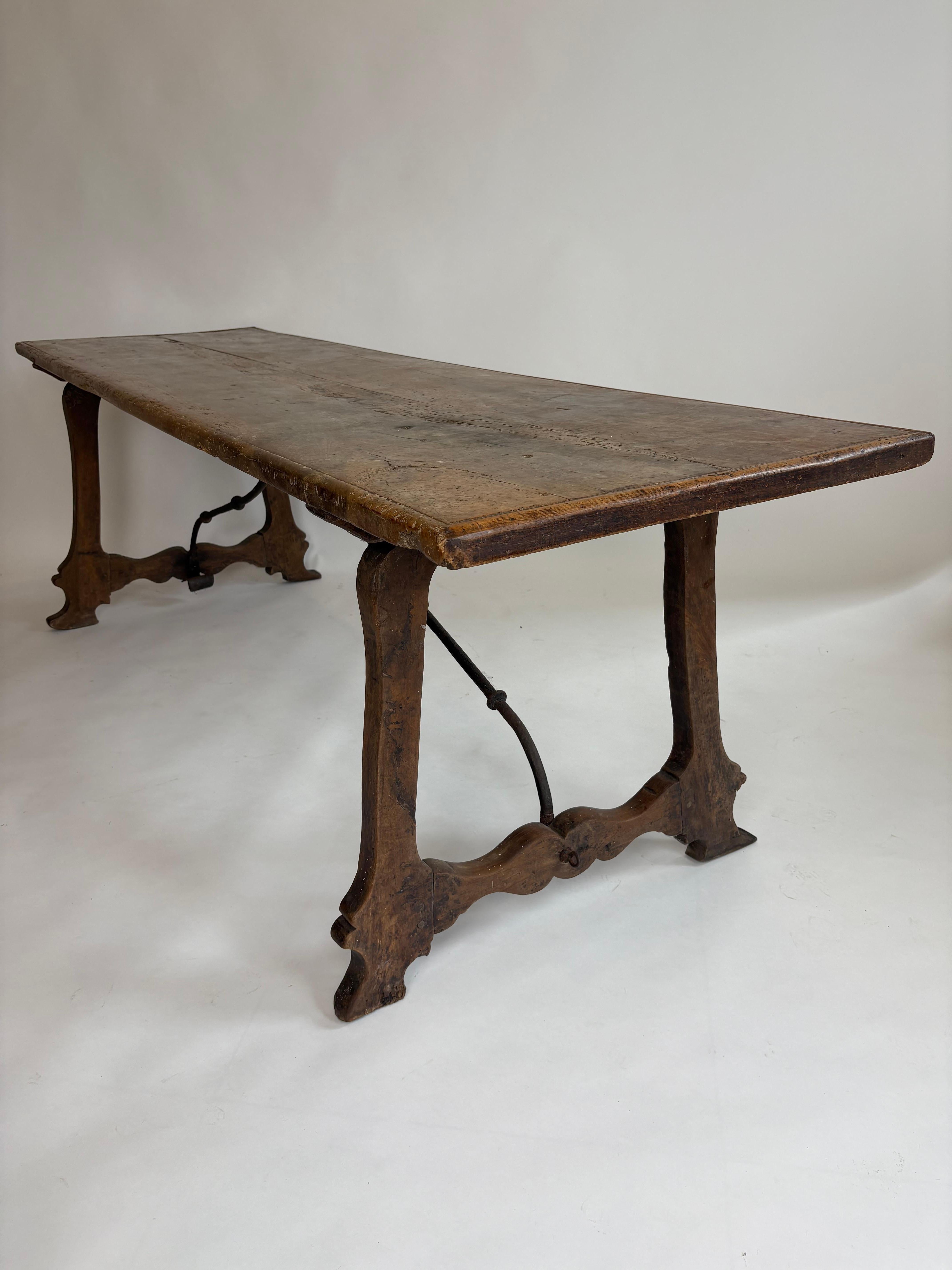 C18th Spanisch Nussbaum Tisch (Land) im Angebot