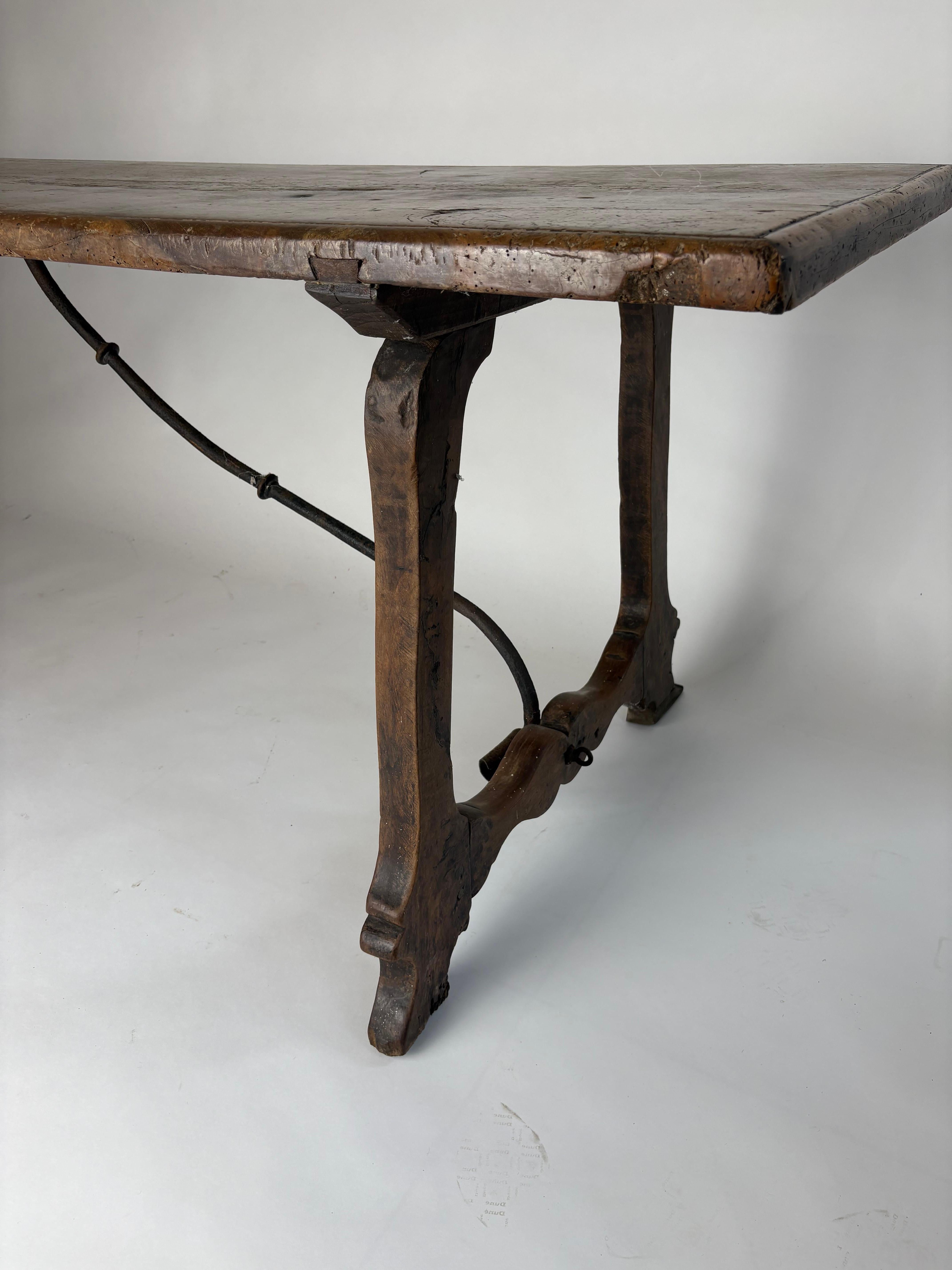 C18th Spanisch Nussbaum Tisch (Frühes 18. Jahrhundert) im Angebot