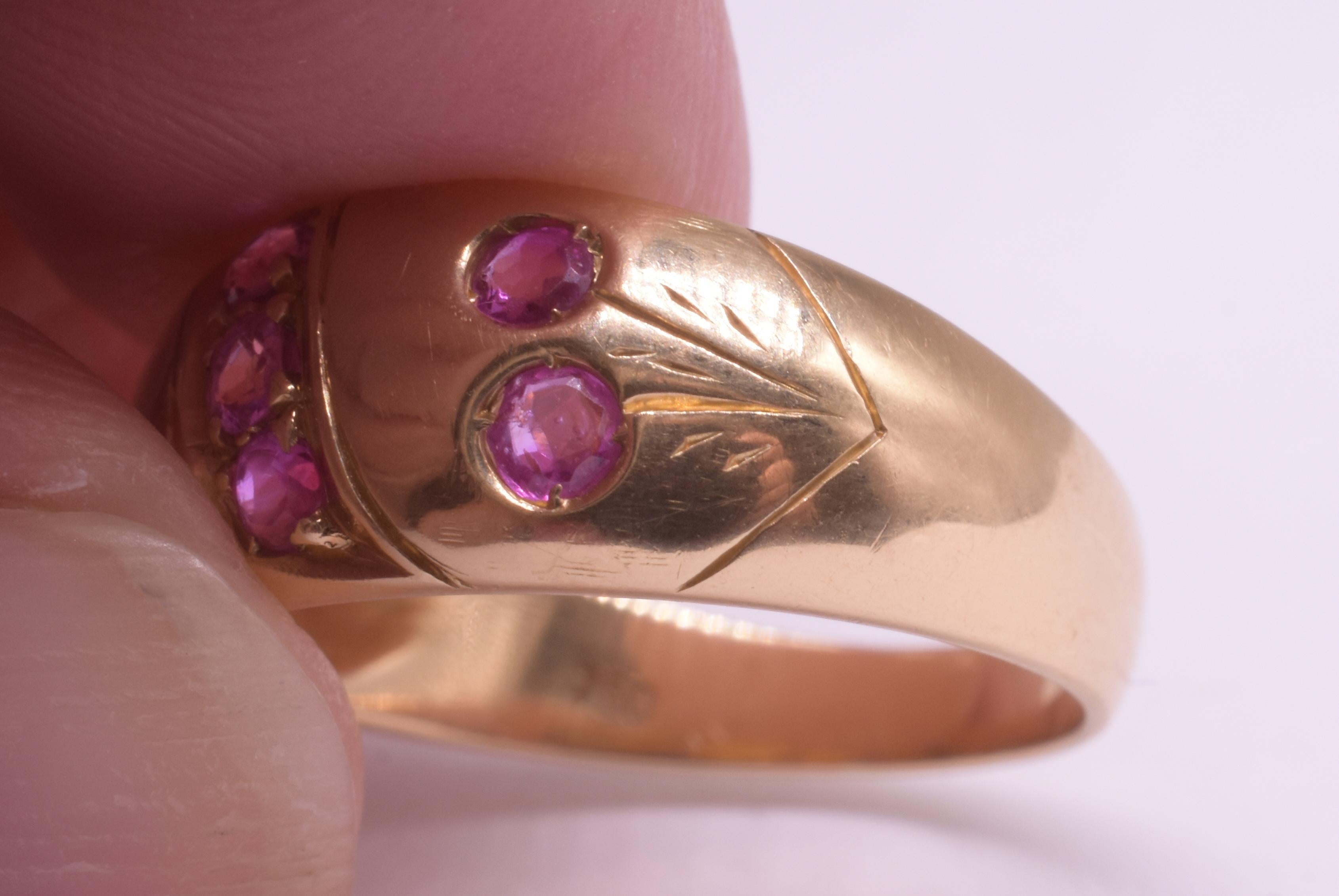 C1900 18K Rubin Gypsy Ring mit Schnalle Design und geschnitzten Blumenstängel im Angebot 7
