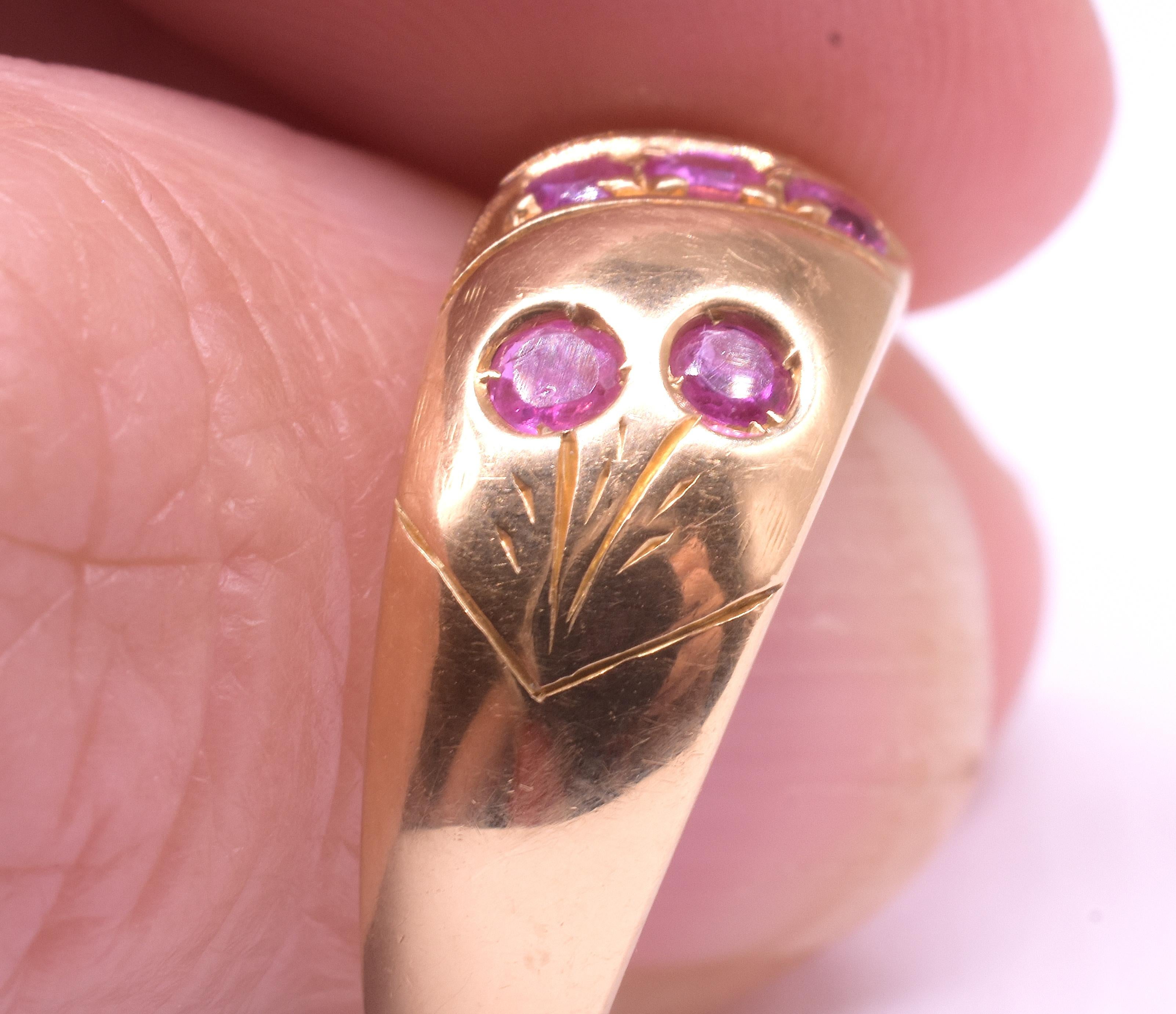 C1900 18K Rubin Gypsy Ring mit Schnalle Design und geschnitzten Blumenstängel im Angebot 10