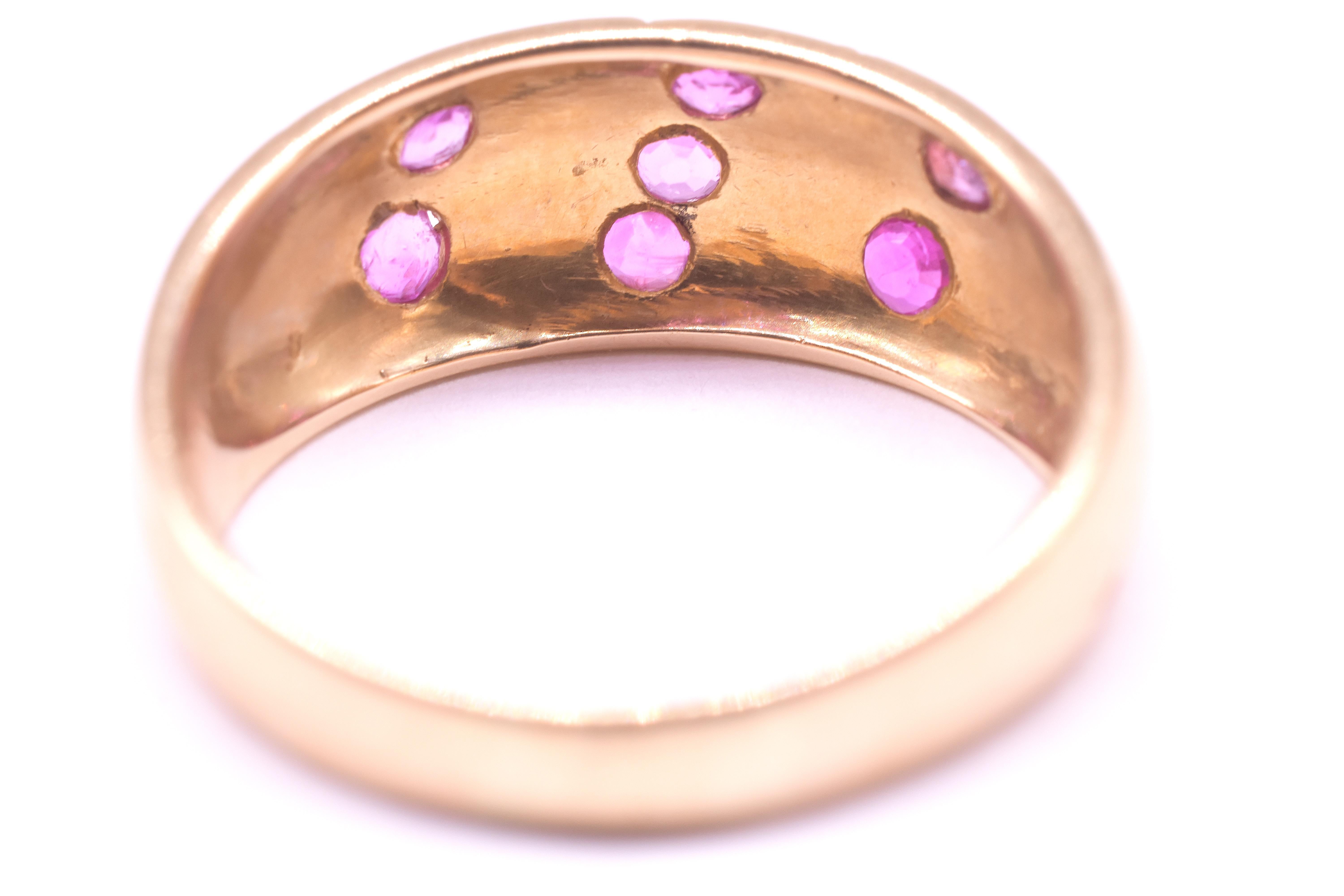 C1900 18K Rubin Gypsy Ring mit Schnalle Design und geschnitzten Blumenstängel (Edwardian) im Angebot