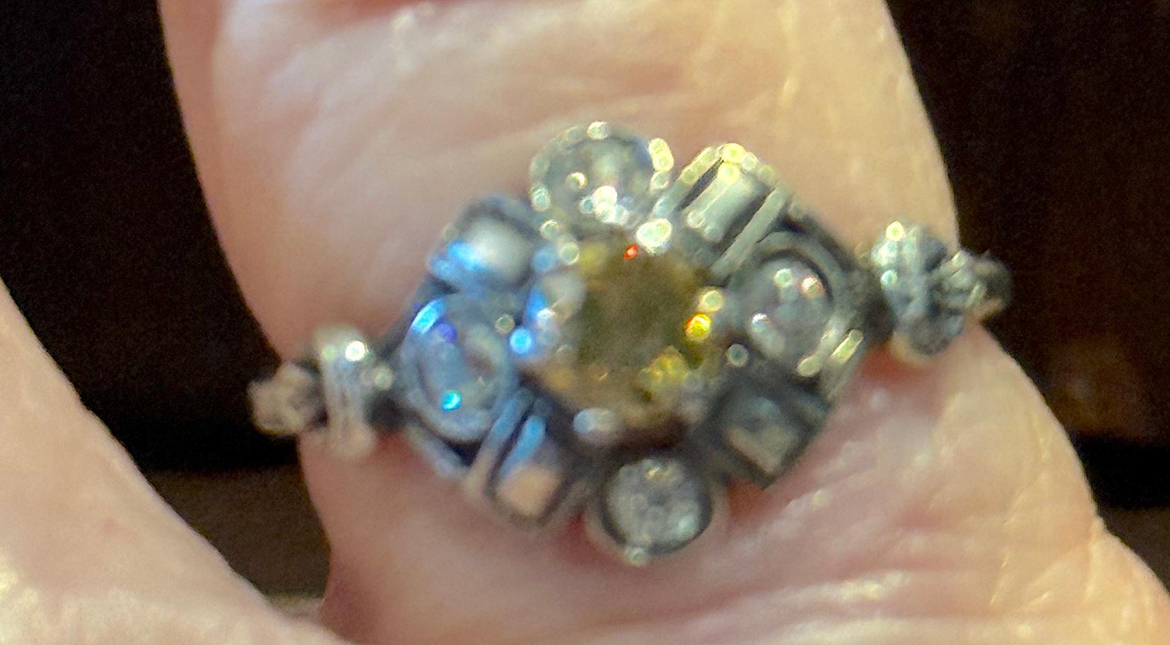 C1900 Anillo en racimo de diamantes de oro blanco de 18 quilates con diamante amarillo central en venta 4