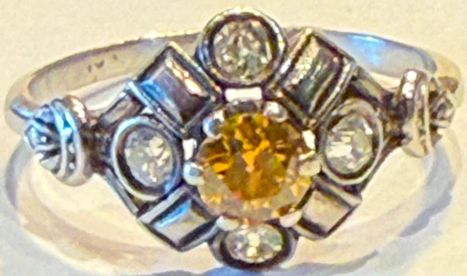 Se trata de una rareza de oro blanco de 18 quilates,  C1900,  Anillo en racimo de diamantes con un diamante amarillo central de 25 puntos.  El peso total en quilates del diamante es de 53 puntos.  Quedaría muy bien como anillo de compromiso.  Talla
