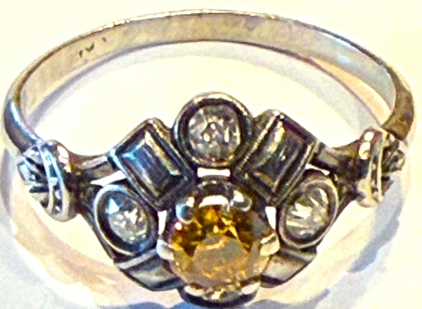 C1900 Anillo en racimo de diamantes de oro blanco de 18 quilates con diamante amarillo central Victoriano en venta