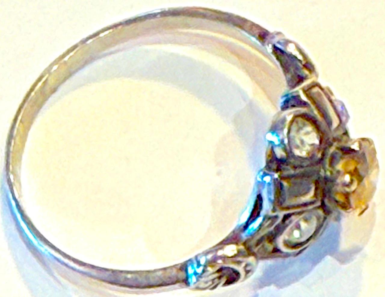C1900 Anillo en racimo de diamantes de oro blanco de 18 quilates con diamante amarillo central Corte cojín en venta