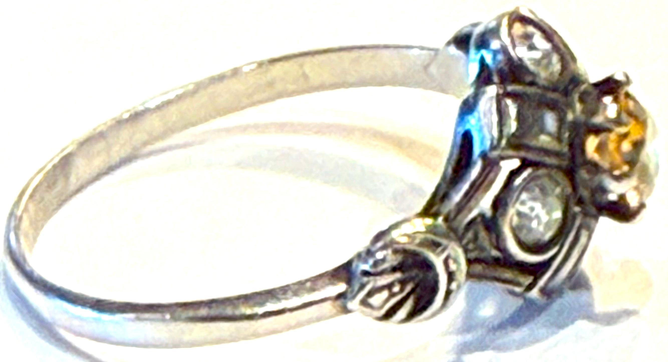 C1900 Anillo en racimo de diamantes de oro blanco de 18 quilates con diamante amarillo central en Excelente estado para la venta en Baltimore, MD