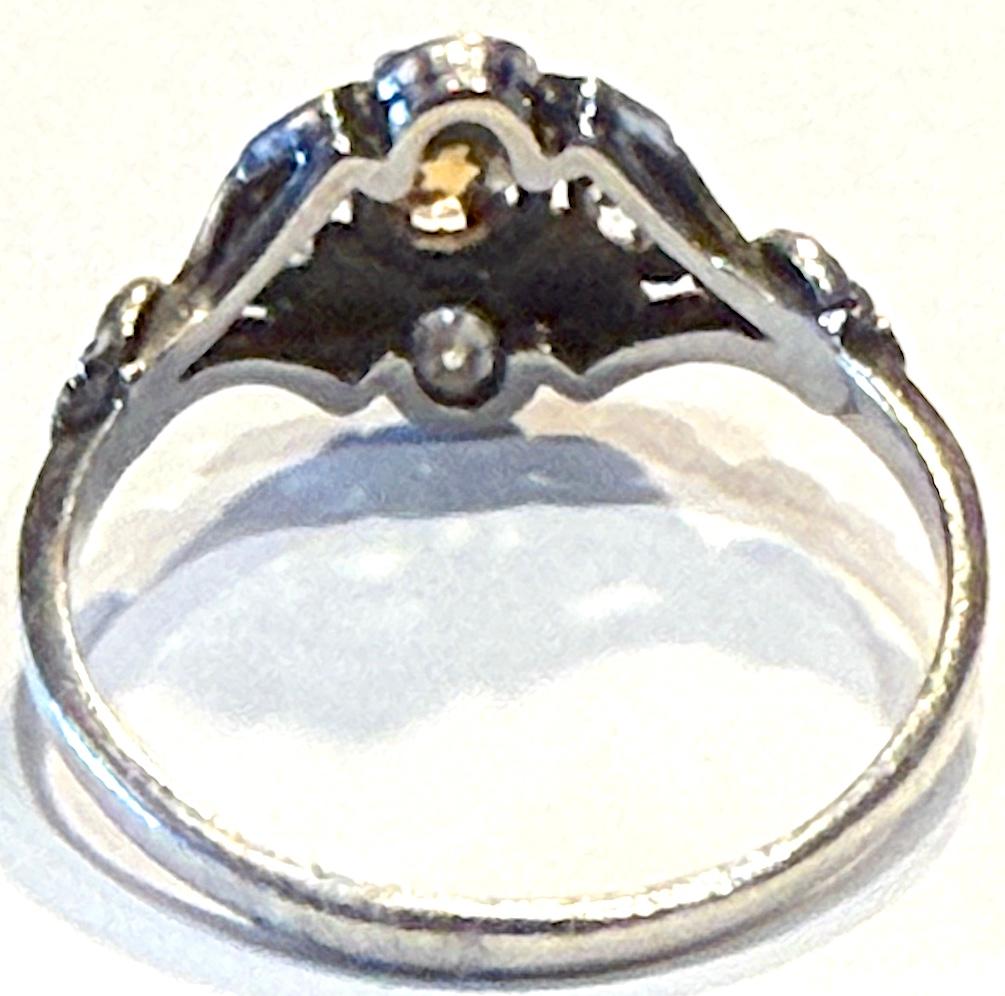 C1900 Anillo en racimo de diamantes de oro blanco de 18 quilates con diamante amarillo central en venta 1