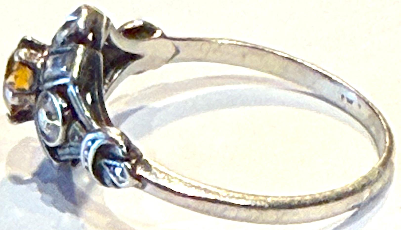 C1900 Anillo en racimo de diamantes de oro blanco de 18 quilates con diamante amarillo central en venta 2
