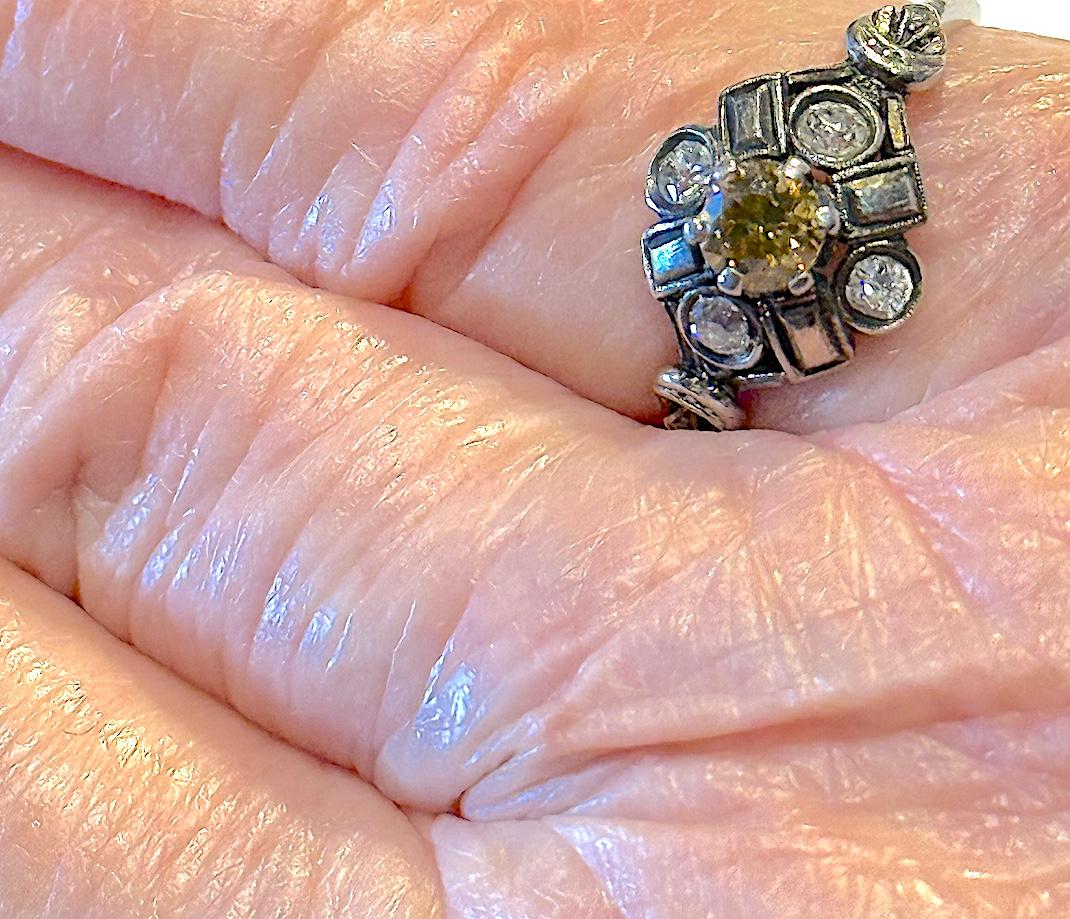 C1900 Anillo en racimo de diamantes de oro blanco de 18 quilates con diamante amarillo central en venta 3