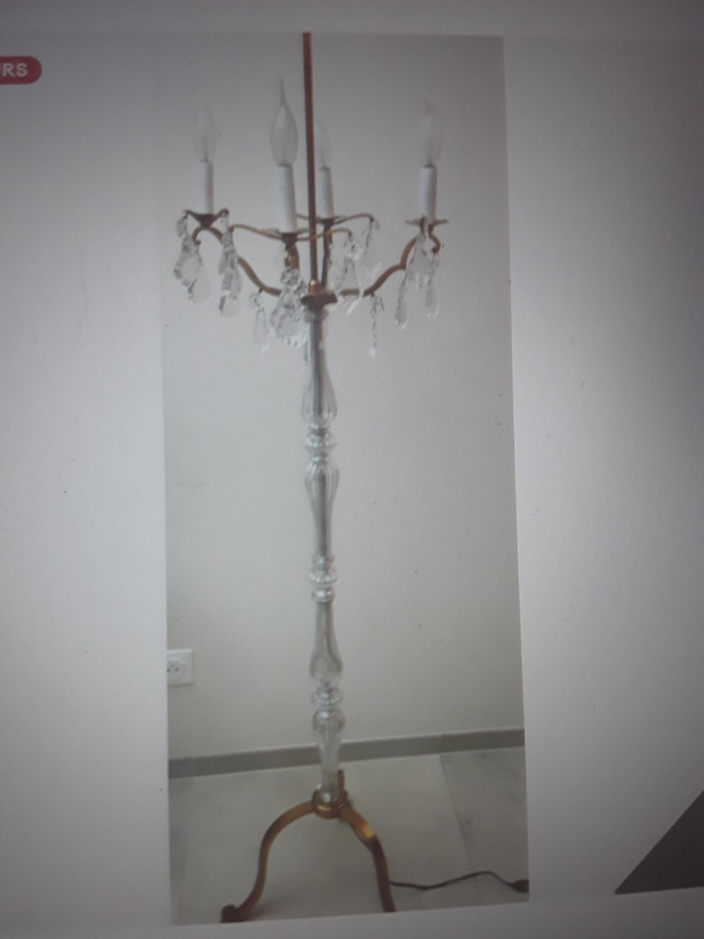 c1900 Antique French Louis XV style Gilt Bronze with Cut Crystal Grand Floor Lamp Signed by Baccarat. Modello raro. È la prima volta, in 35 anni di attività nel settore dell'illuminazione di alto livello, che ne vedo uno simile. Aggiungi alla tua