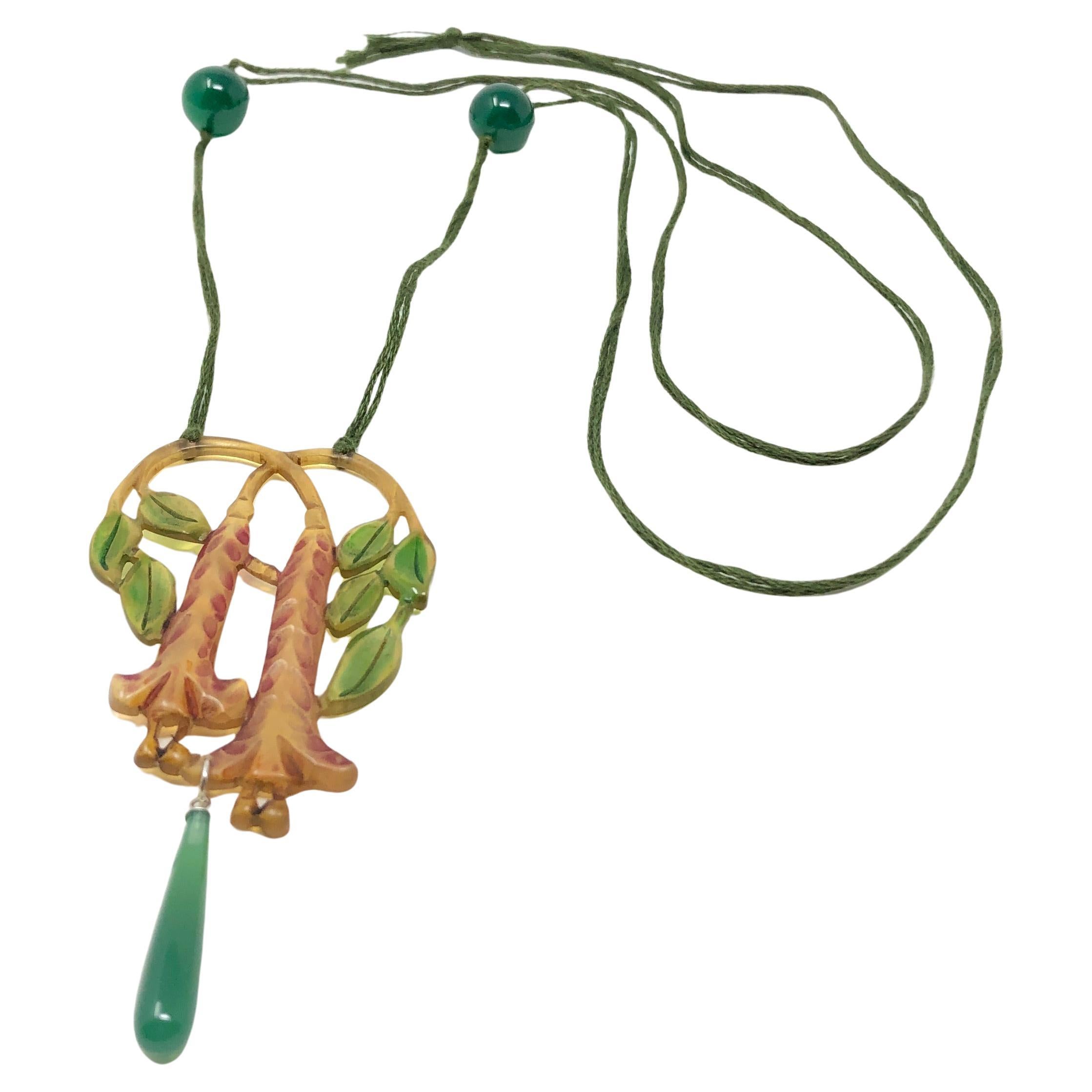 c.1900 Art Nouveau Antique Horn Fuchsia Pendant Necklace In Excellent Condition For Sale In Skelmersdale, GB