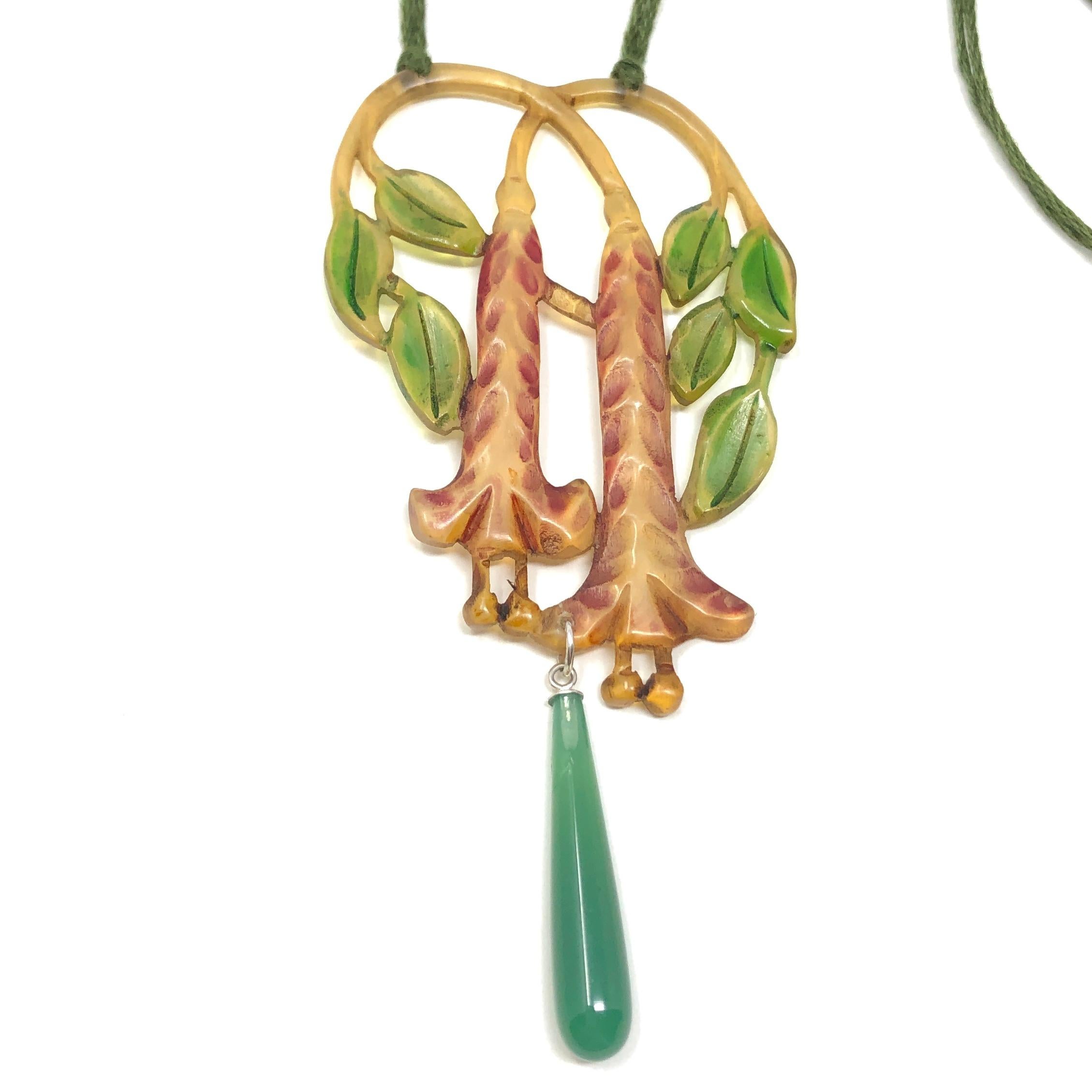 c.1900 Art Nouveau Antique Horn Fuchsia Pendant Necklace For Sale 2