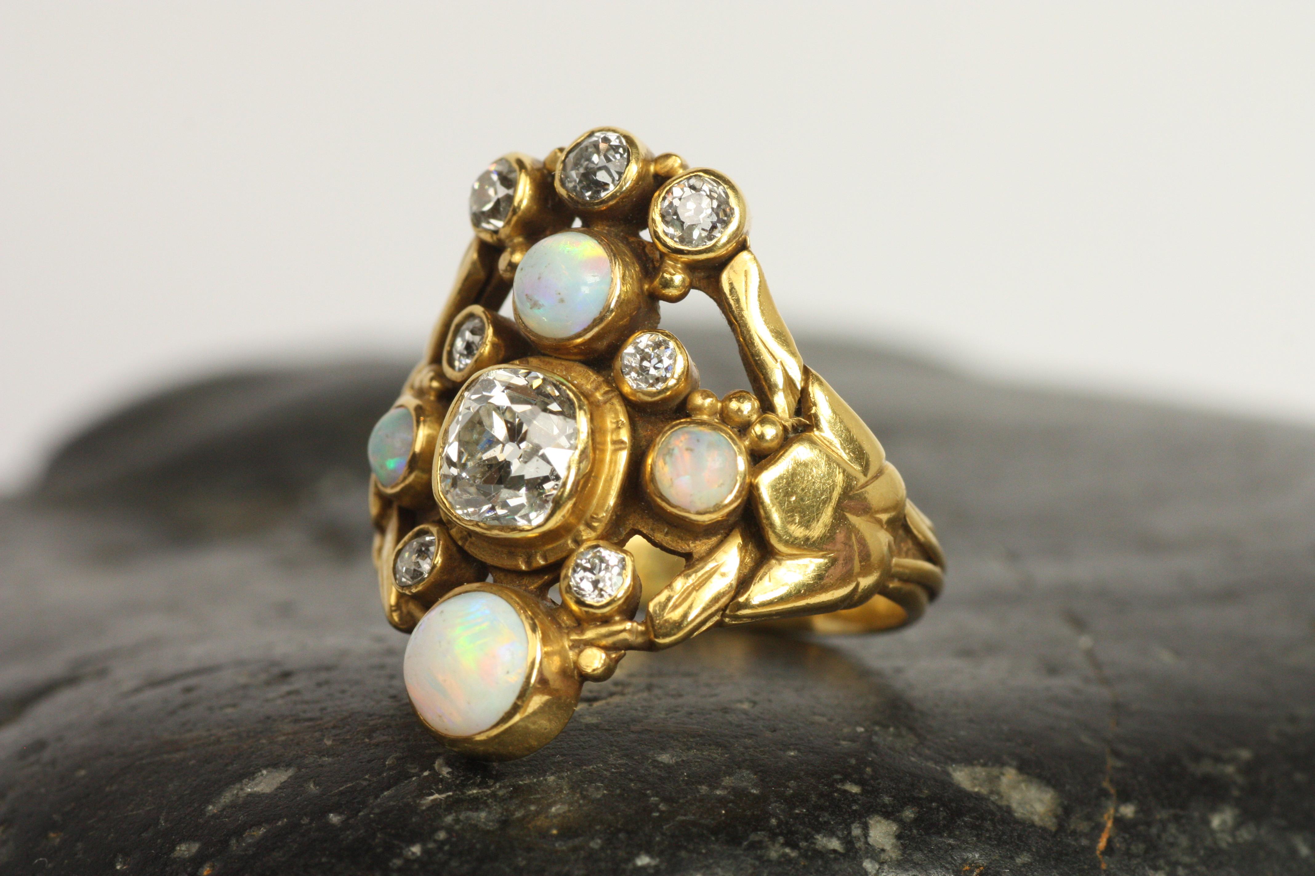 Anello antico Art Nouveau del 1900 circa - Diamonds Mine Cut e Opali in oro giallo 18K in vendita 3