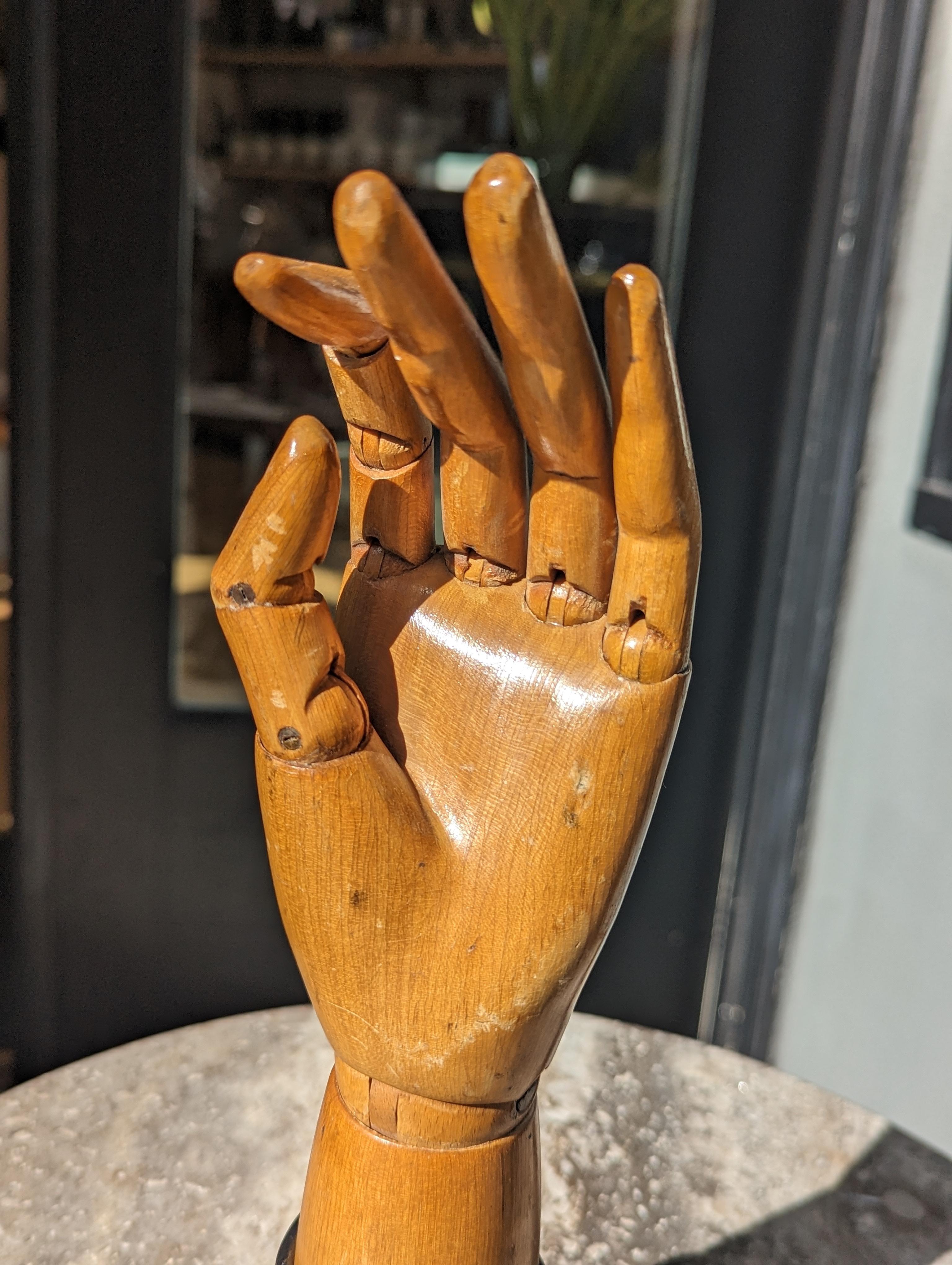 Exquisite C.1900 Articulated Wooden Hand auf Stand

Entfesseln Sie Ihre Kreativität oder fügen Sie Ihrem Raum einen Hauch von Geschichte hinzu mit diesen fesselnden antiken Holzhänden, die aus warmem Buchenholz geschnitzt sind und deren zeitloses