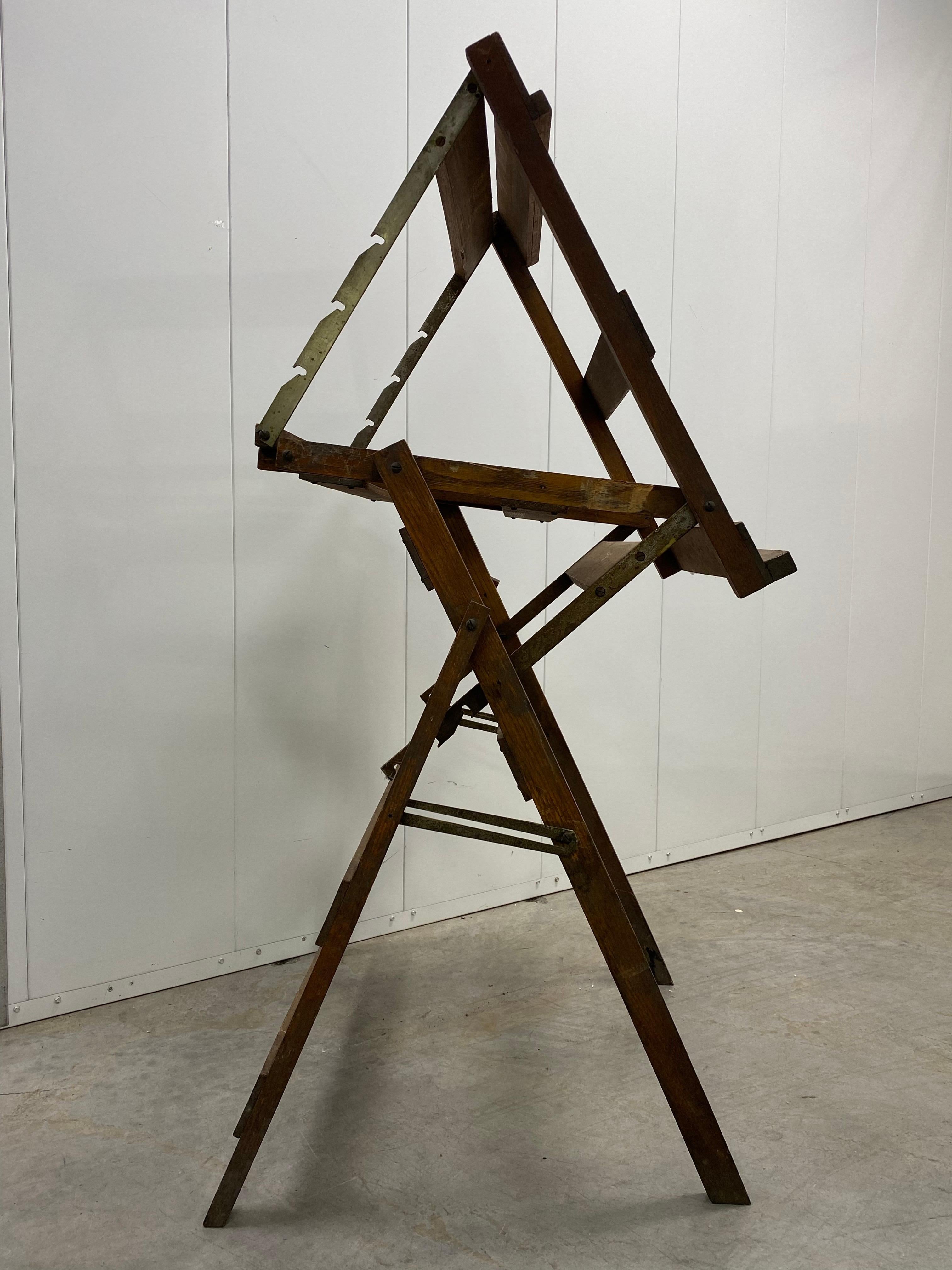 Un cavalletto regolabile di Oak del 1900 circa, realizzato dalla Technical Supply Company di Scranton, Pennsylvania.  L'altezza del cavalletto e l'angolo di visualizzazione sono regolabili. Un meraviglioso pezzo da esposizione con una presenza