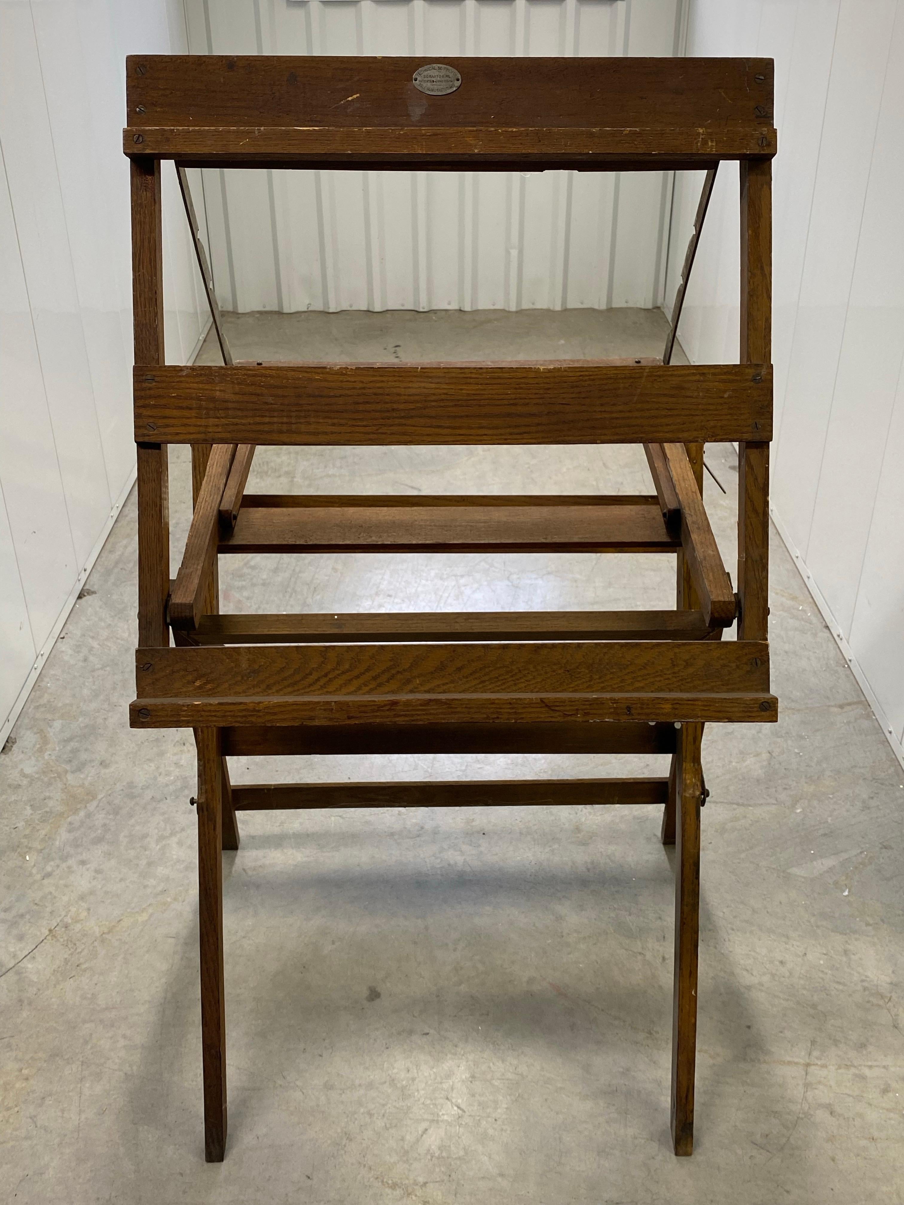 XX secolo c1900 Arts and Crafts Company: cavalletto regolabile in Oak della Technical Supply Company in vendita