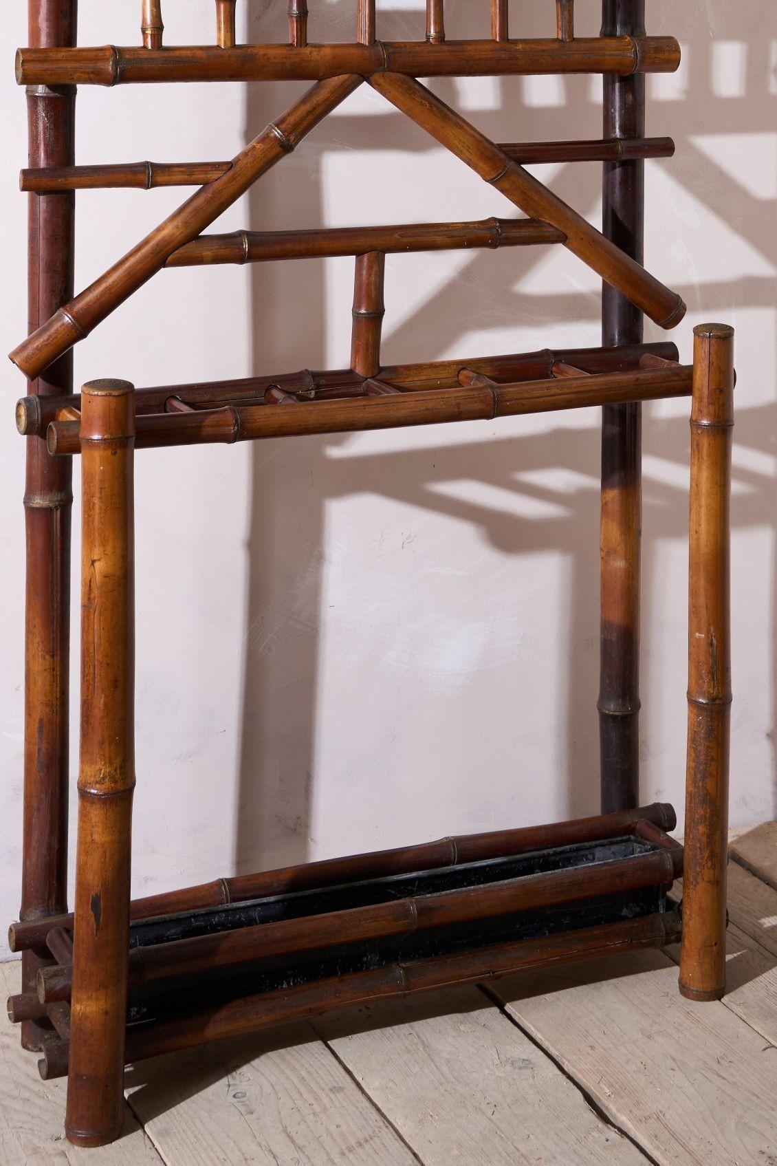 Dies ist eine schöne Qualität c.1900 Bambus Halle Stand in der Chinoiserie Art und Weise. Der Zustand ist sehr gut für ein Stück, das komplett aus echtem Bambus gefertigt ist. Ein paar kleine Verluste an den Rundungen am Ende der Kleiderhaken, aber