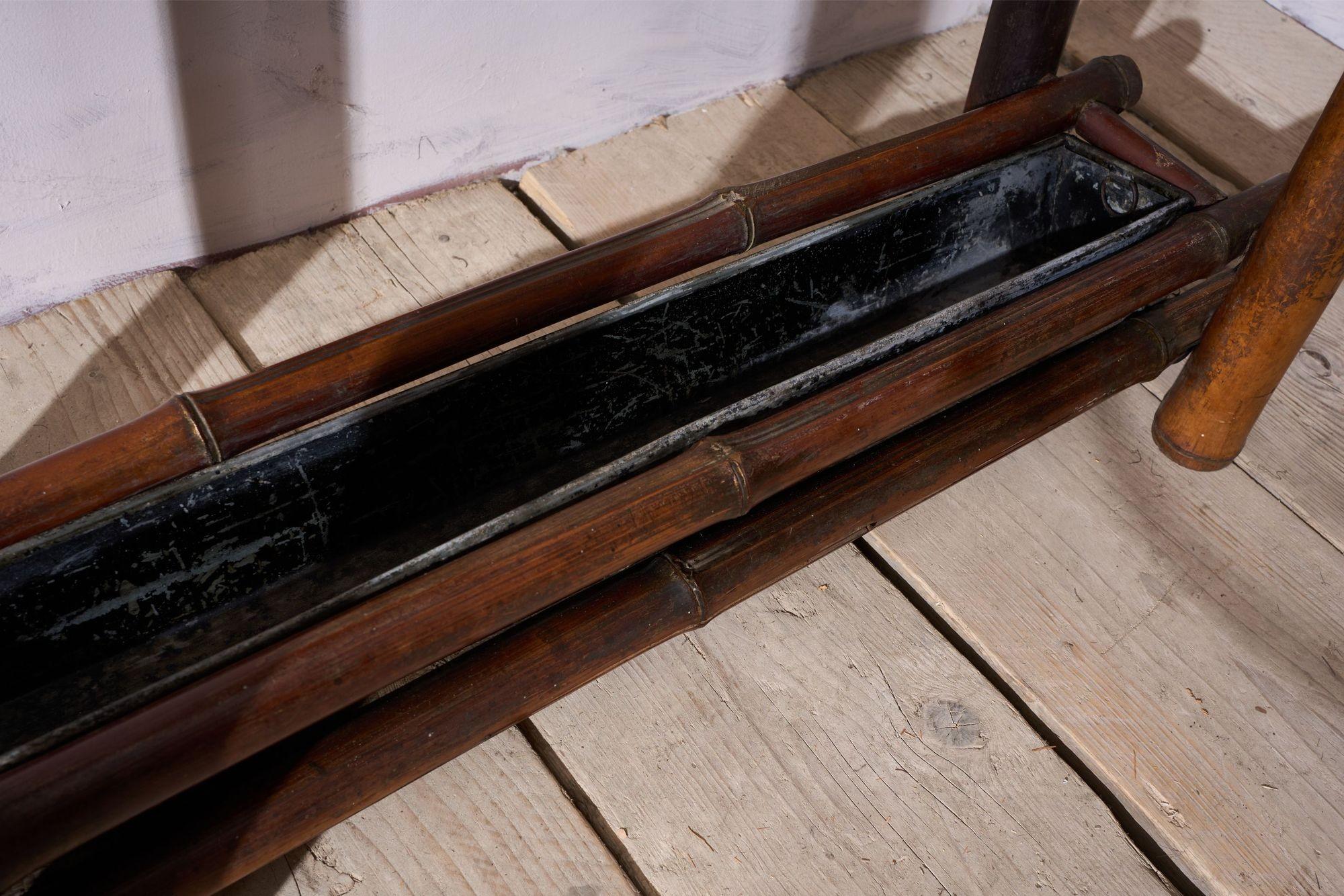 um 1900 Chinoiserie-Ständer aus Bambus mit Spiegel im Angebot 1