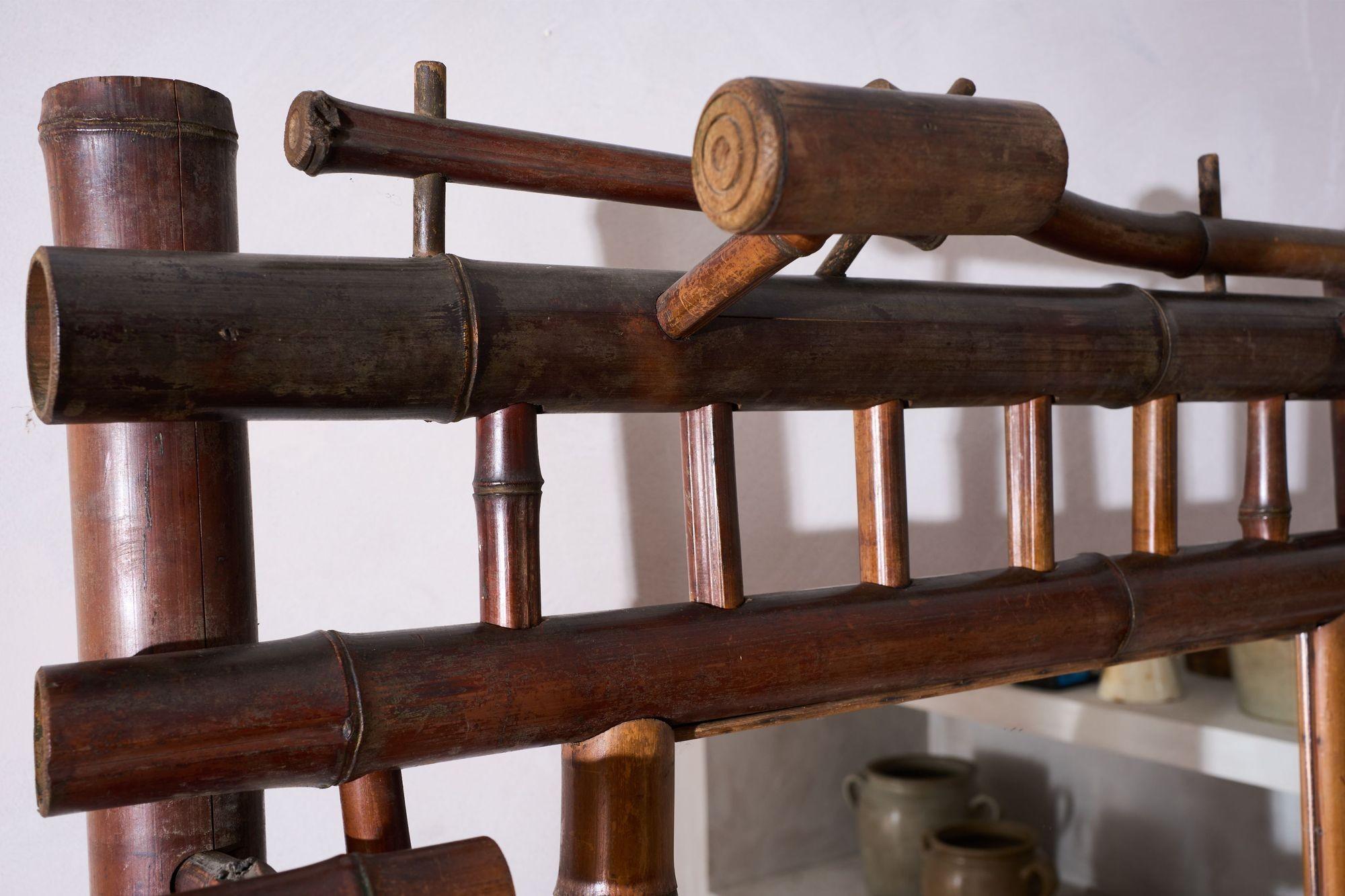 um 1900 Chinoiserie-Ständer aus Bambus mit Spiegel im Angebot 3