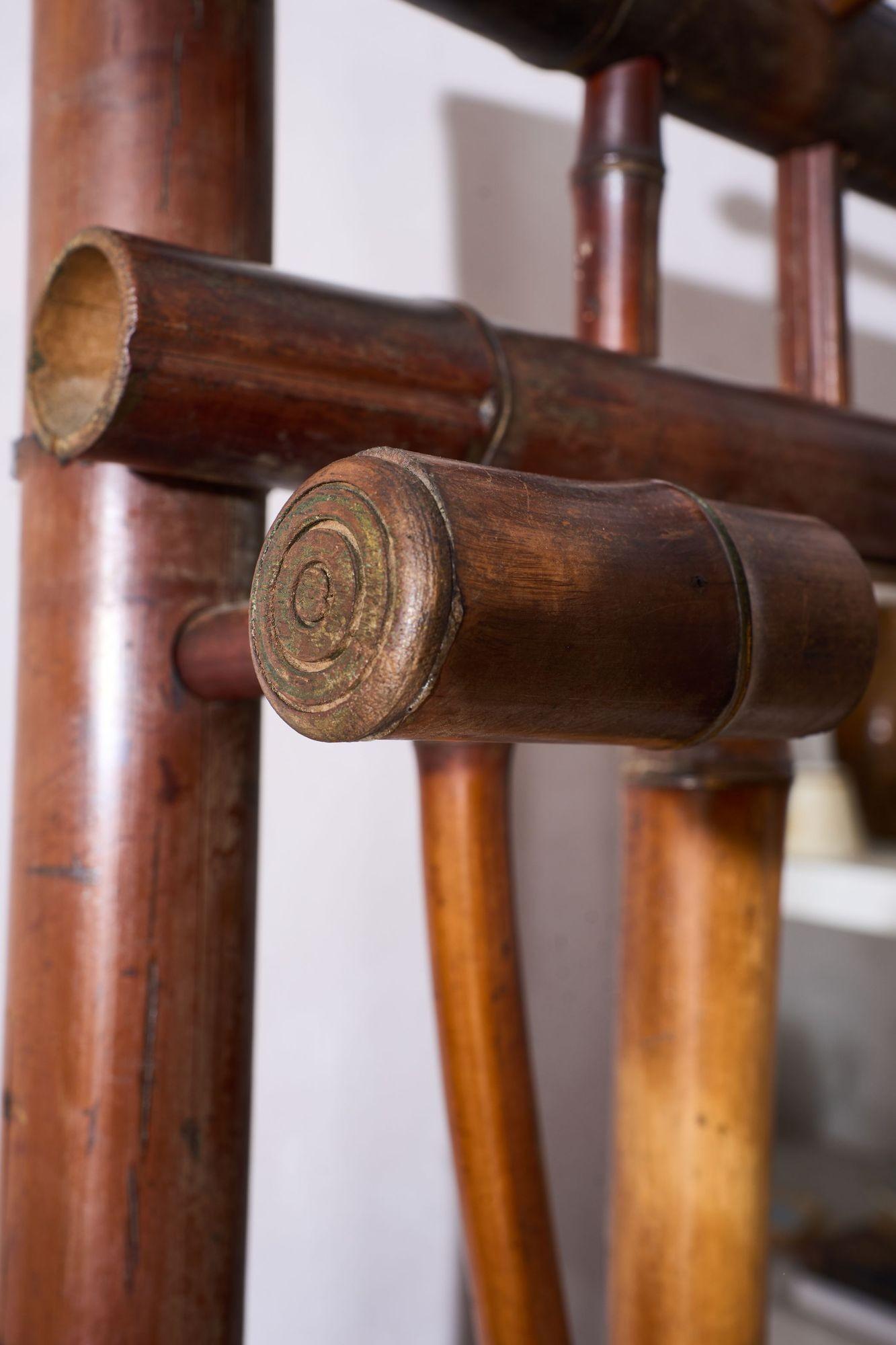 um 1900 Chinoiserie-Ständer aus Bambus mit Spiegel im Angebot 4