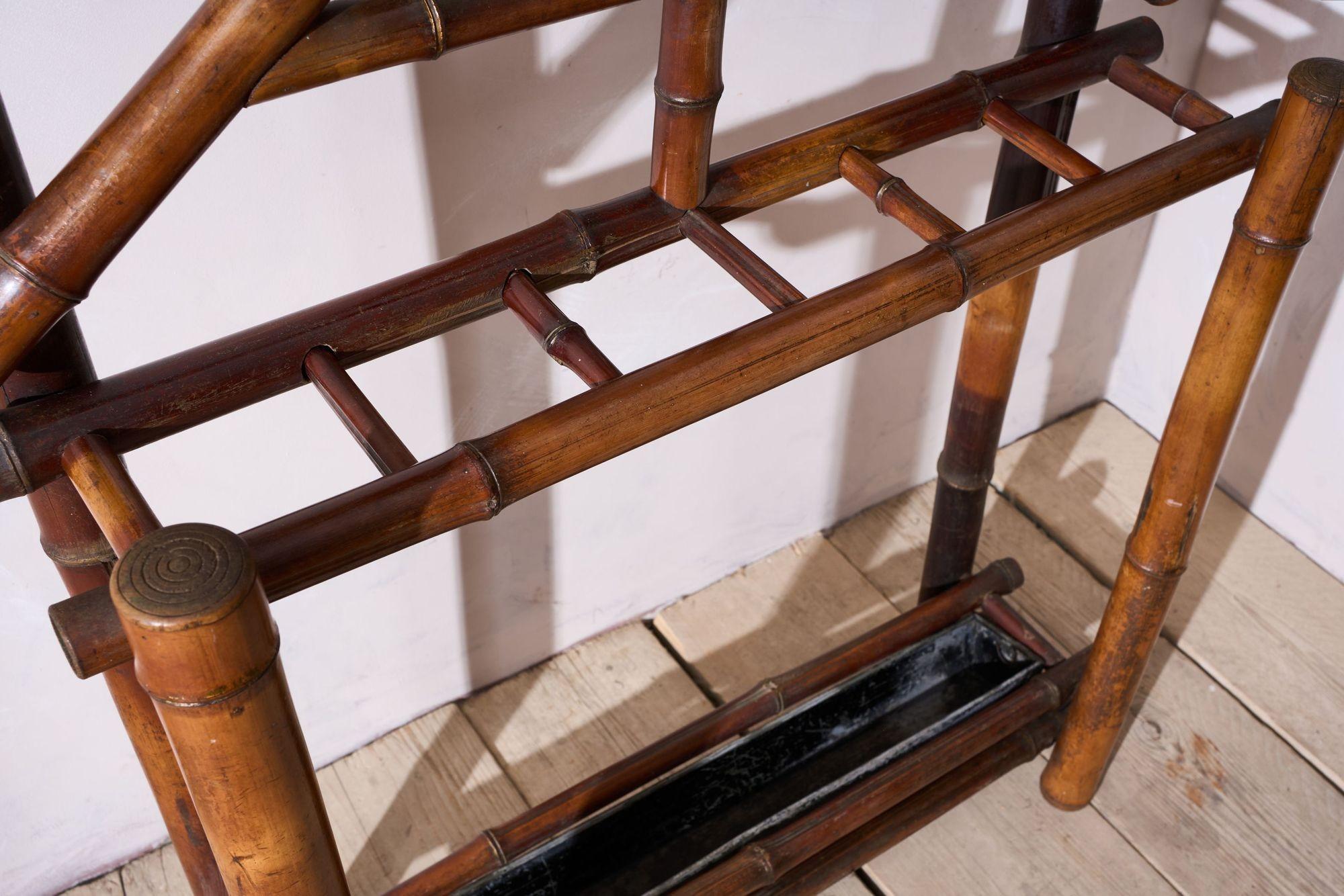 um 1900 Chinoiserie-Ständer aus Bambus mit Spiegel im Angebot 5