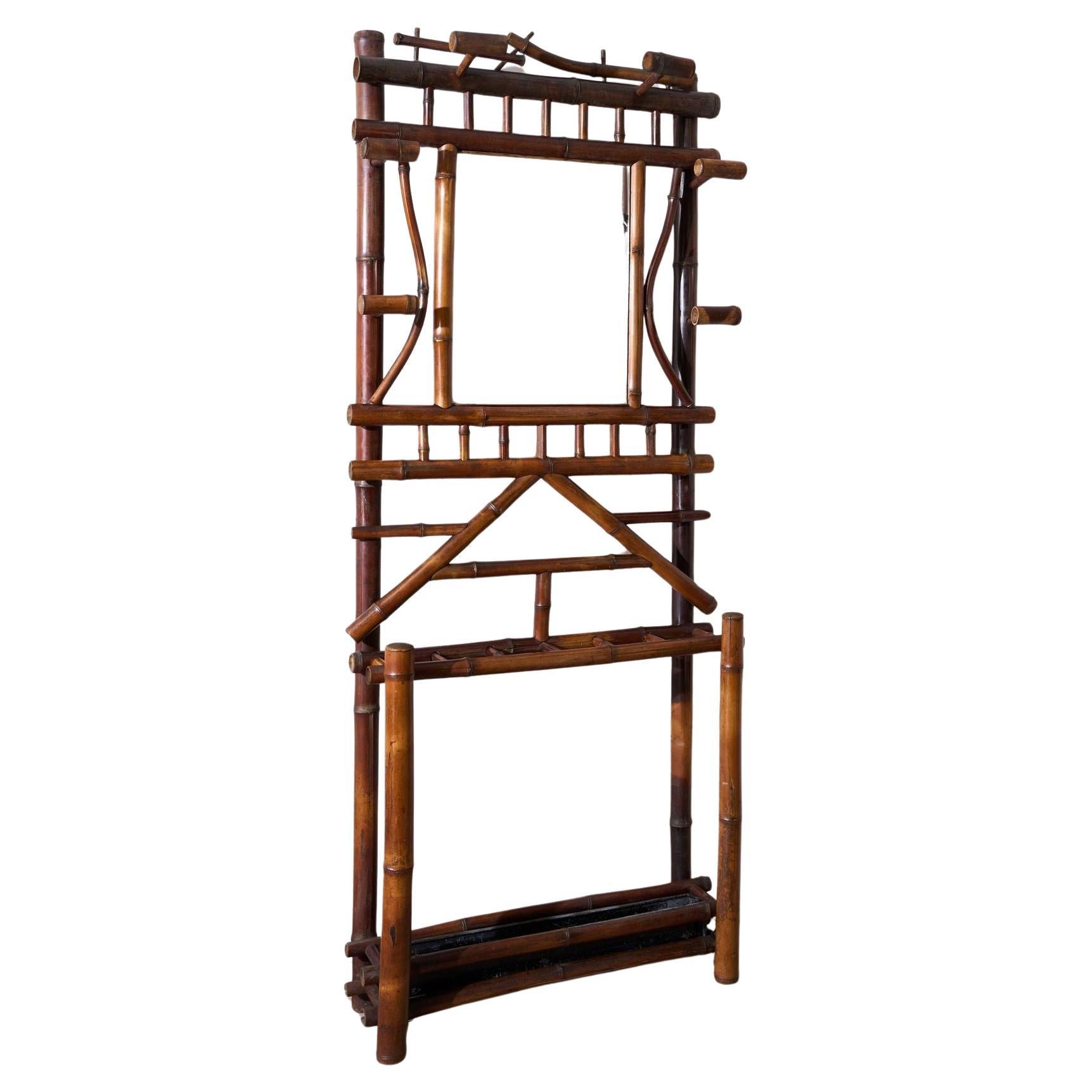um 1900 Chinoiserie-Ständer aus Bambus mit Spiegel im Angebot