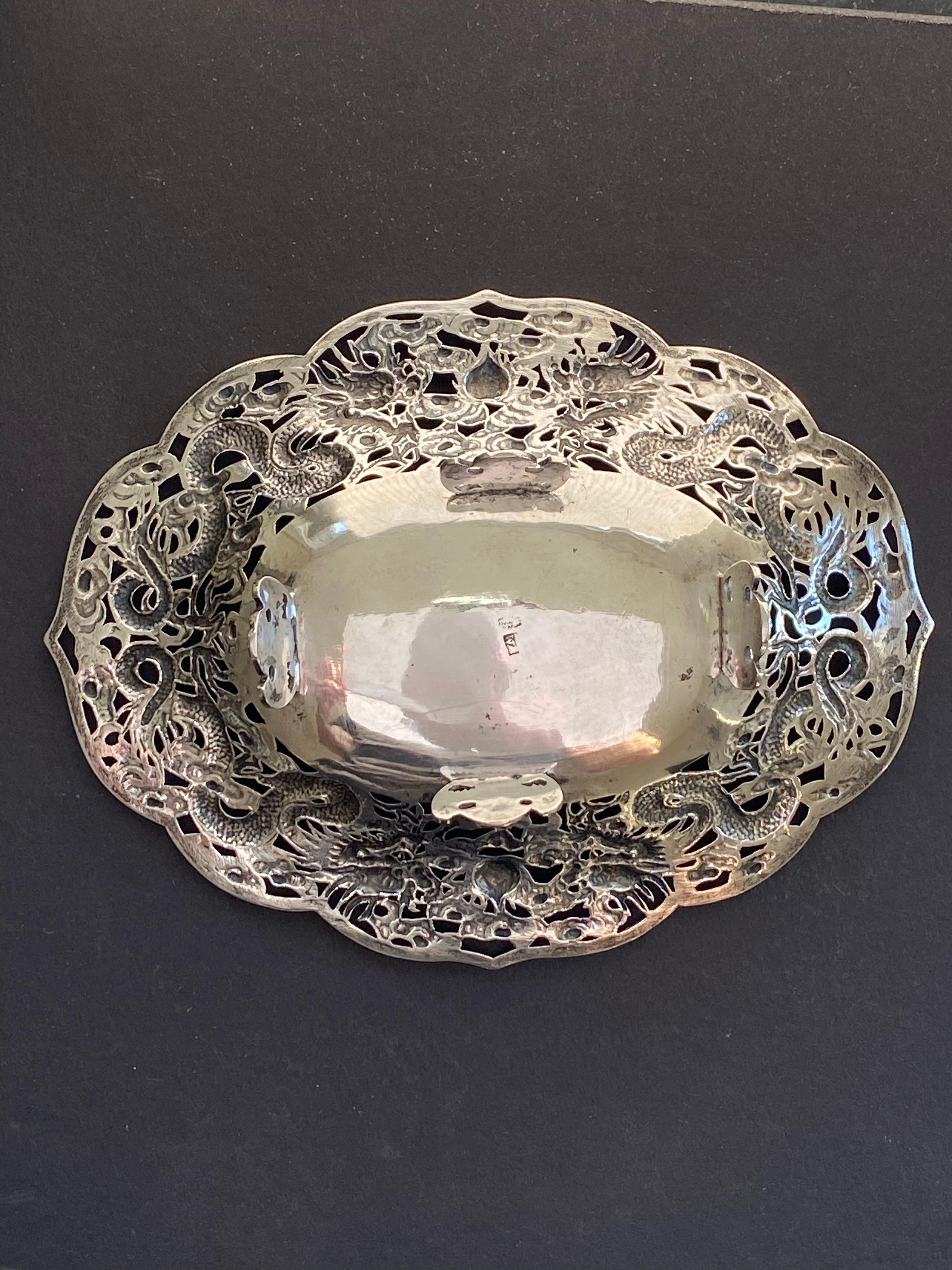c1900 Plato de dragón de plata de exportación chino de Wang Hing en venta 2