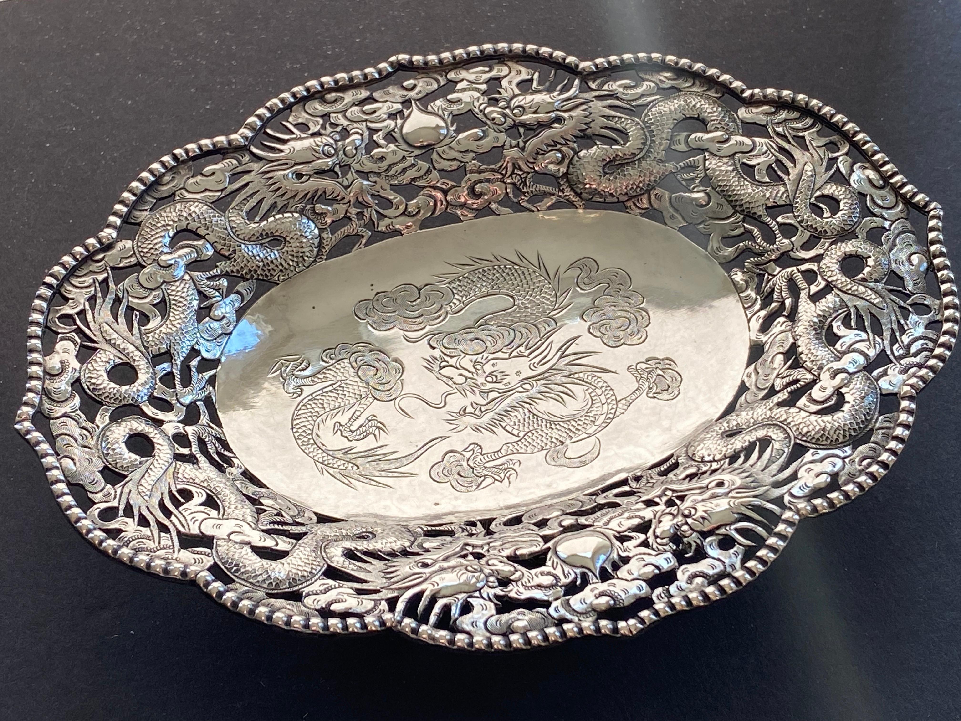 c1900 Plato de dragón de plata de exportación chino de Wang Hing en venta 4